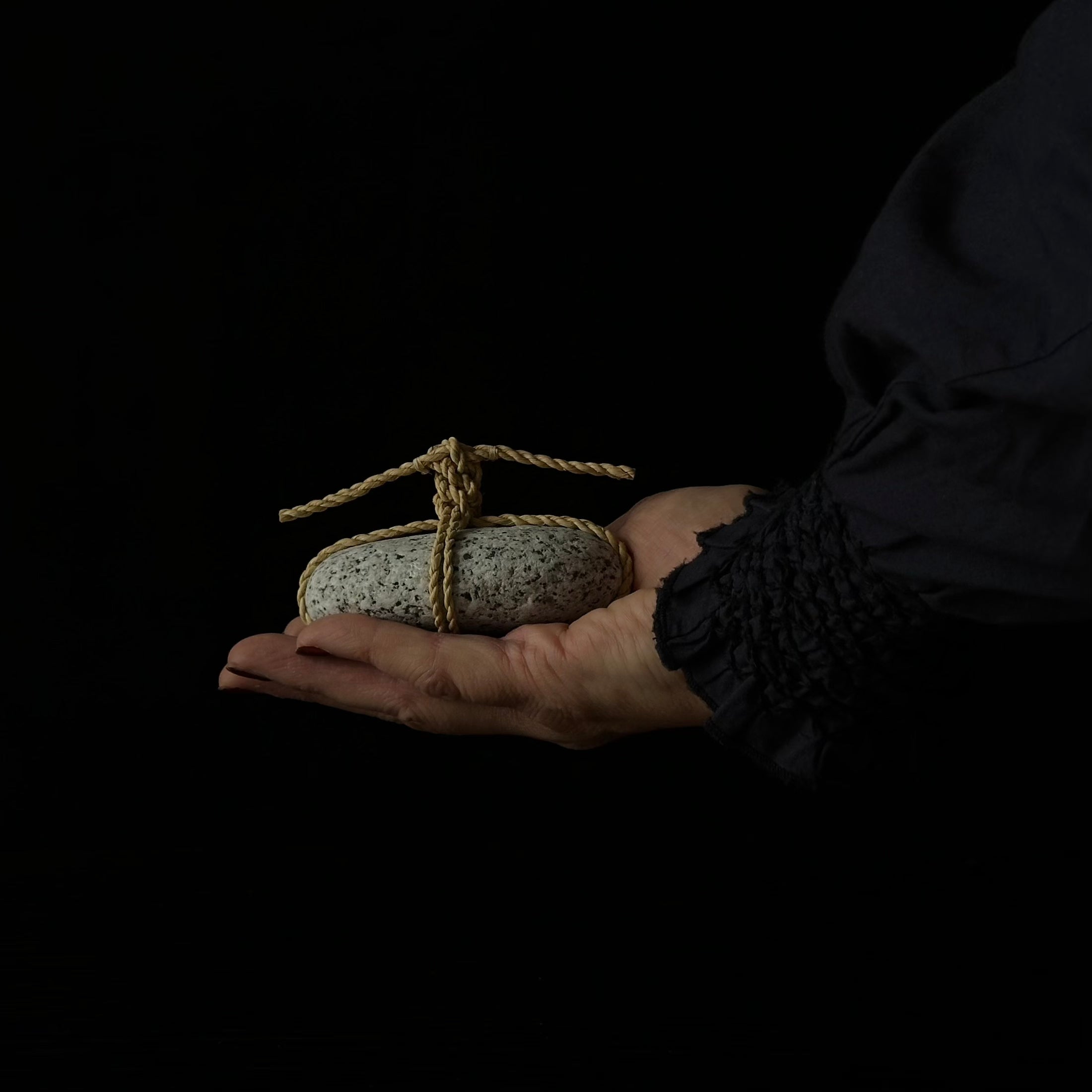 Pierre Sekimori WARA en paille de riz, symbole d’harmonie et de chaleur naturelle – Atelier Ikiwa