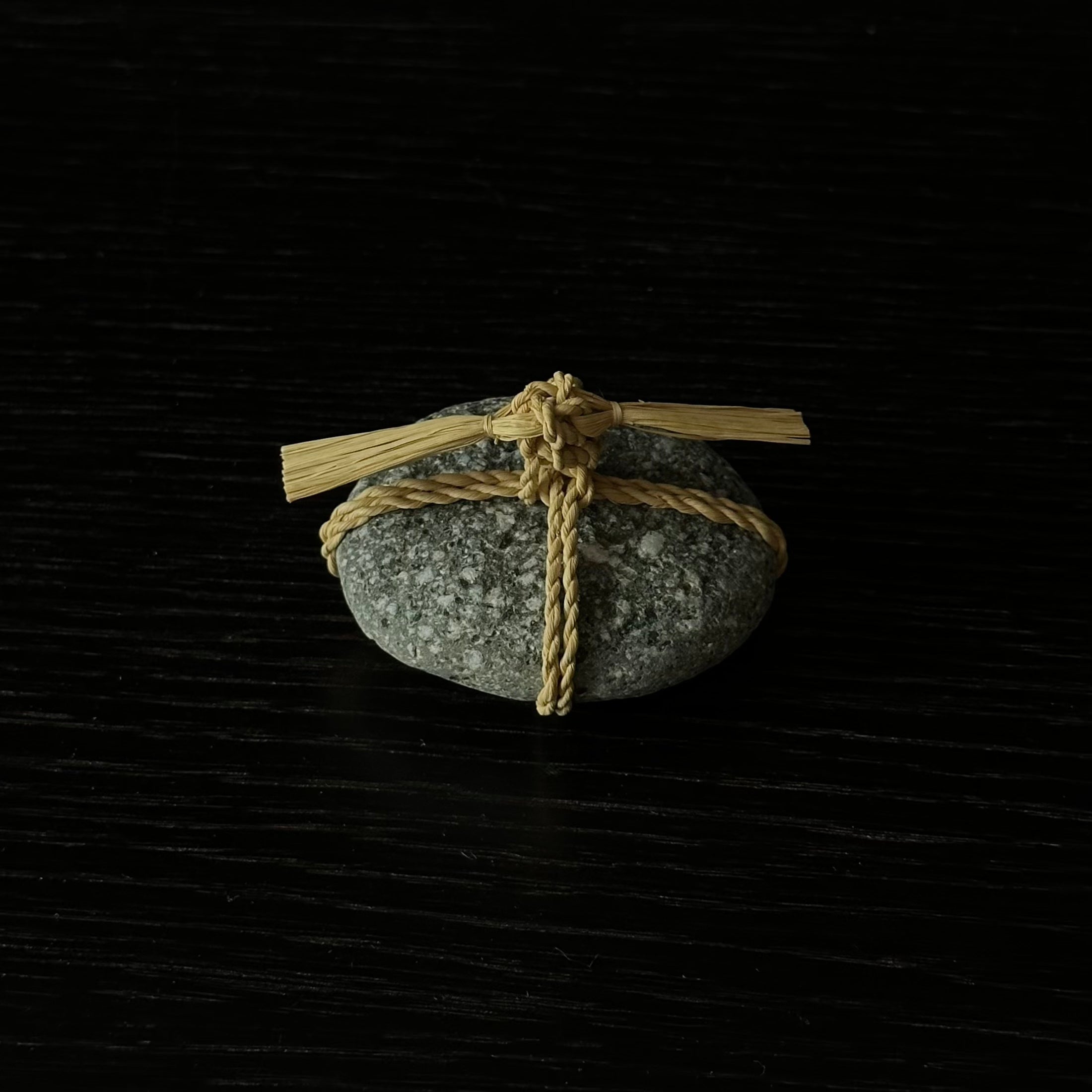 Pierre gardienne Sekimori en wara, réalisée à la main dans la tradition japonaise – Atelier Ikiwa