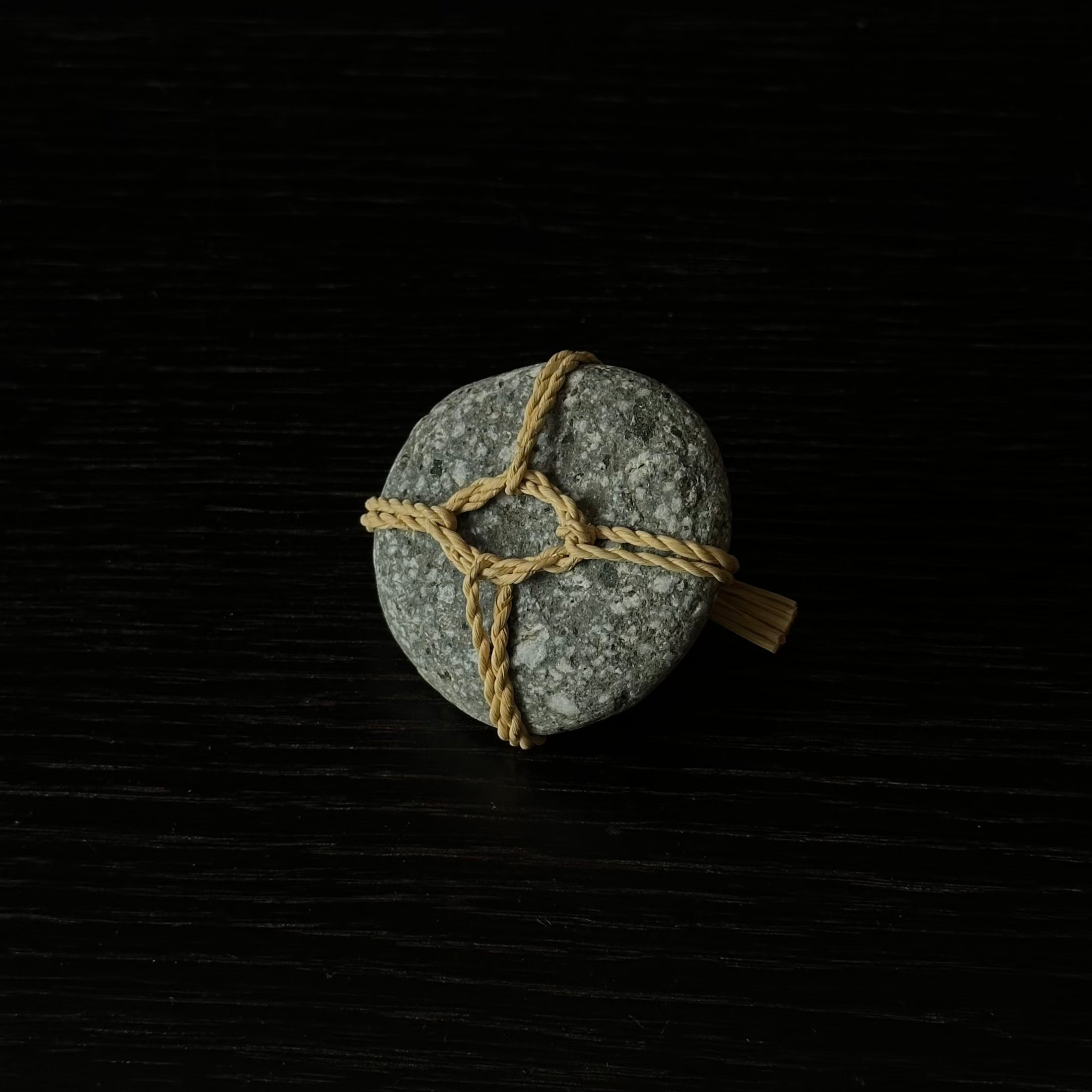 Sekimori en paille de riz, pierre gardienne du Japon réinterprétée par Eri Sakaguchi – Atelier Ikiwa