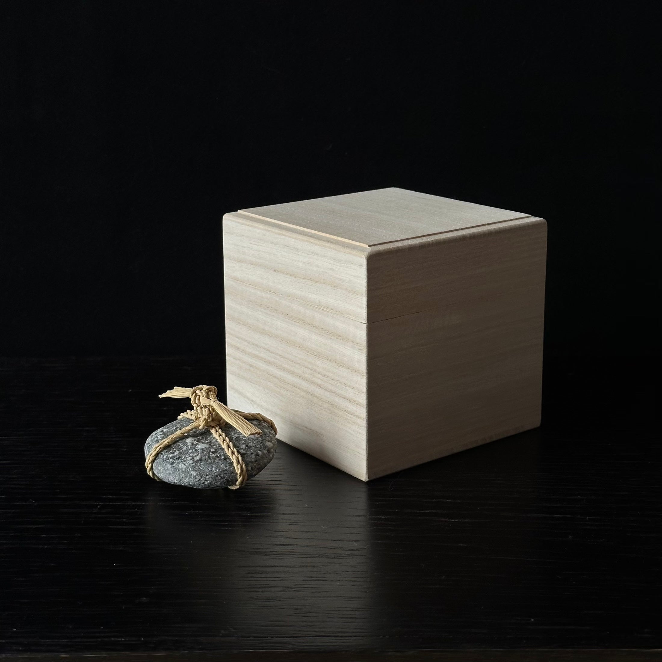 Sekimori-ishi contemporain en paille de riz, inspiré de la tradition des shimenawa – Atelier Ikiwa