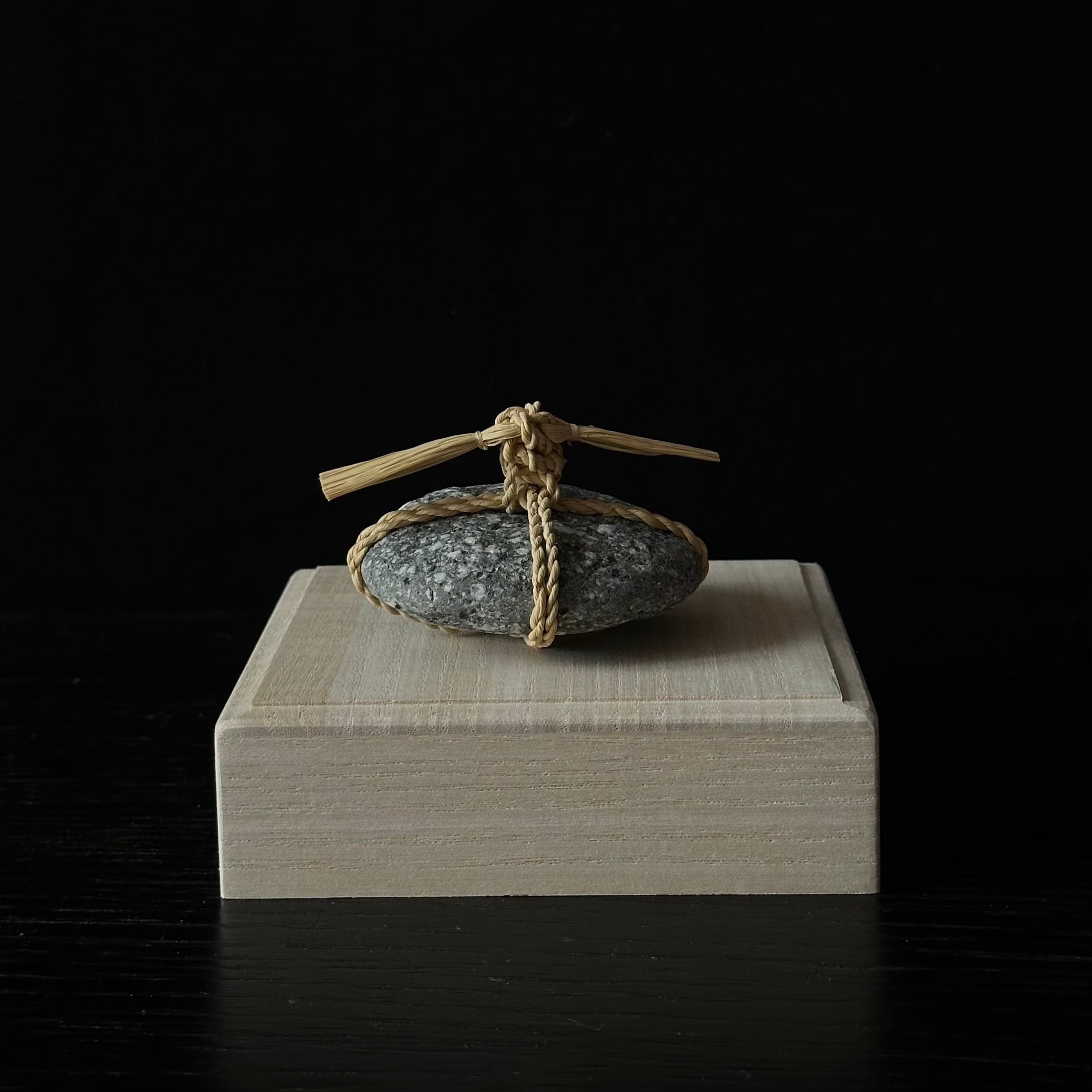 Sekimori en paille de riz wara, pierre gardienne tressée à la main par Eri Sakaguchi – Atelier Ikiwa