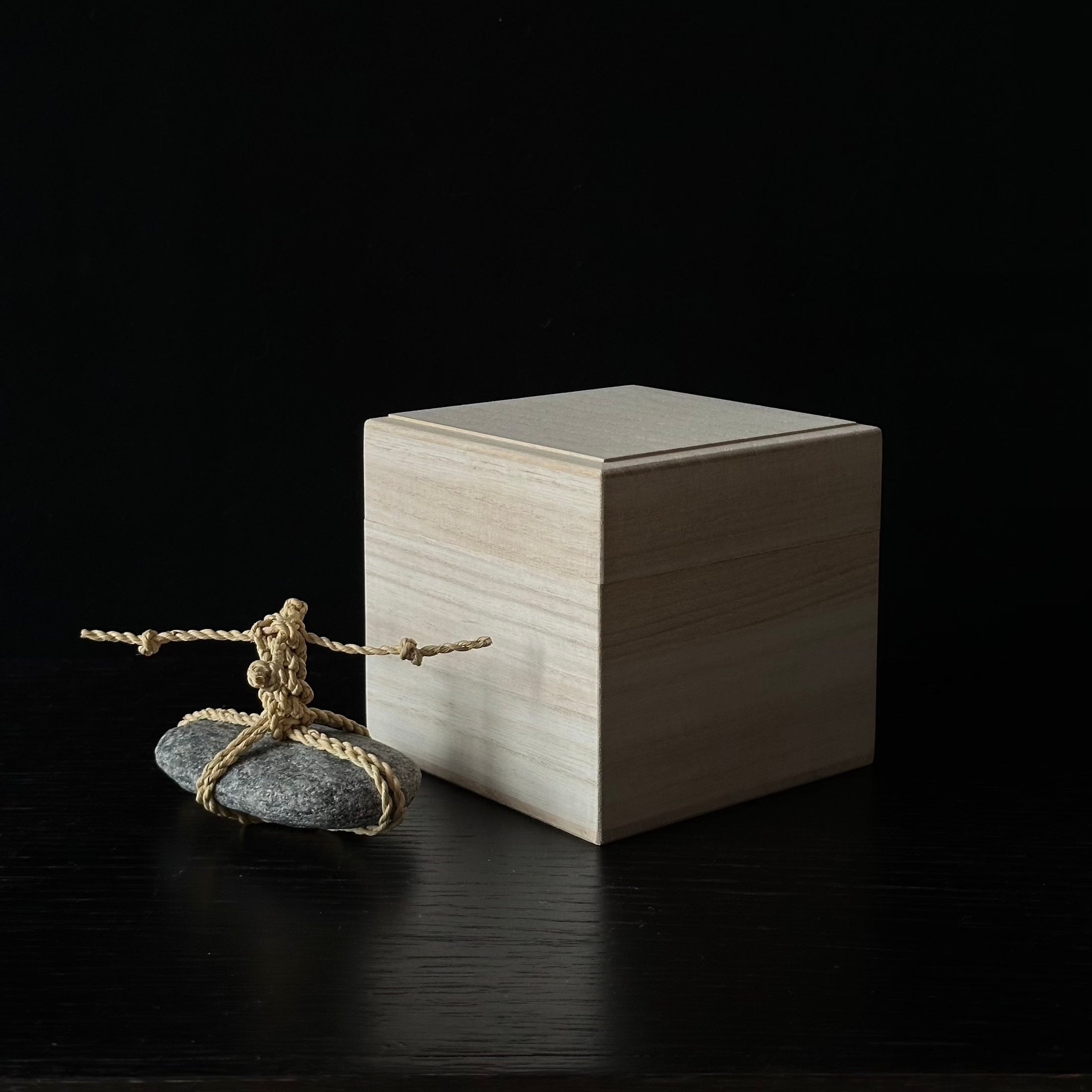 Sekimori-ishi contemporain en paille de riz, inspiré de la tradition des shimenawa – Atelier Ikiwa