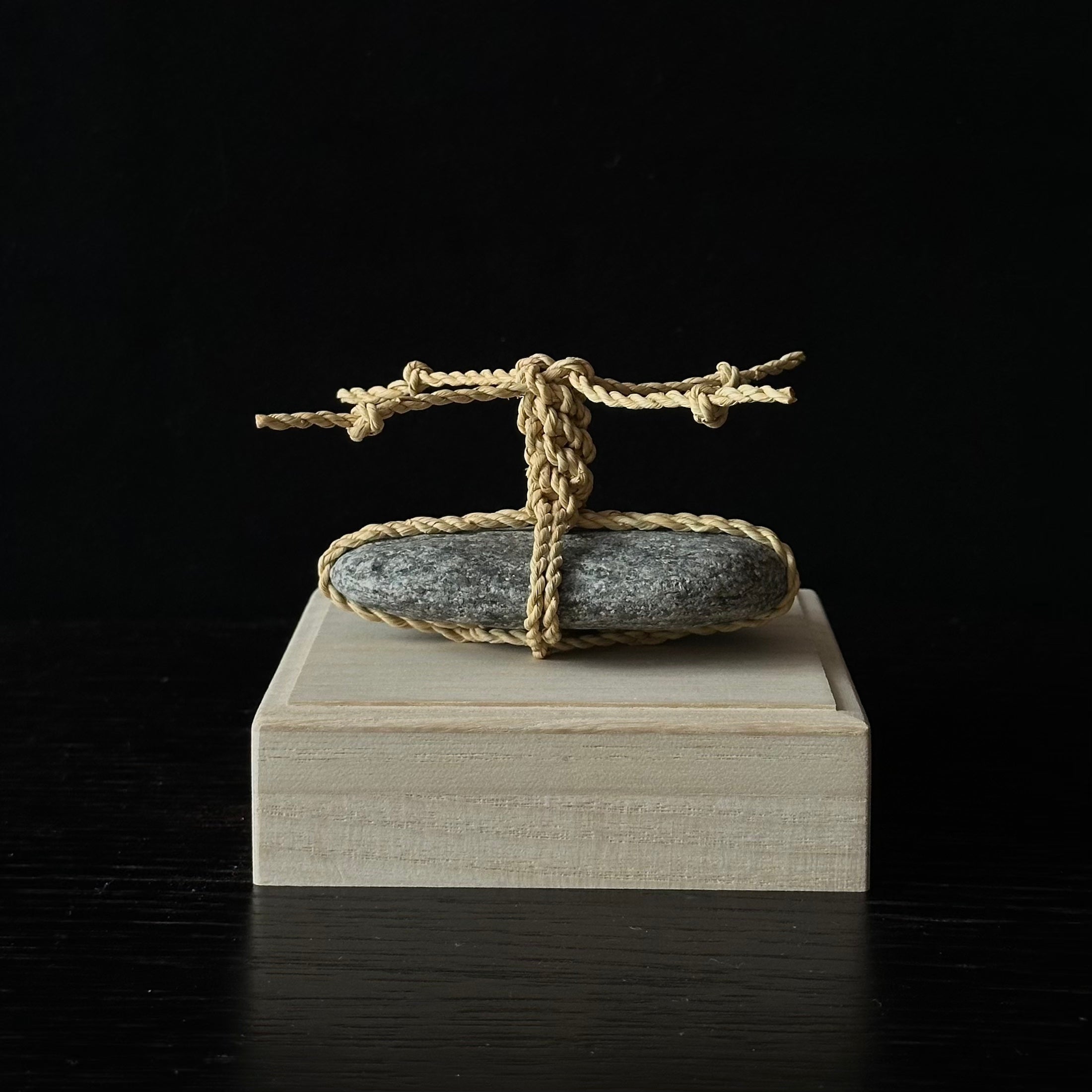 Sekimori en paille de riz wara, pierre gardienne tressée à la main par Eri Sakaguchi – Atelier Ikiwa