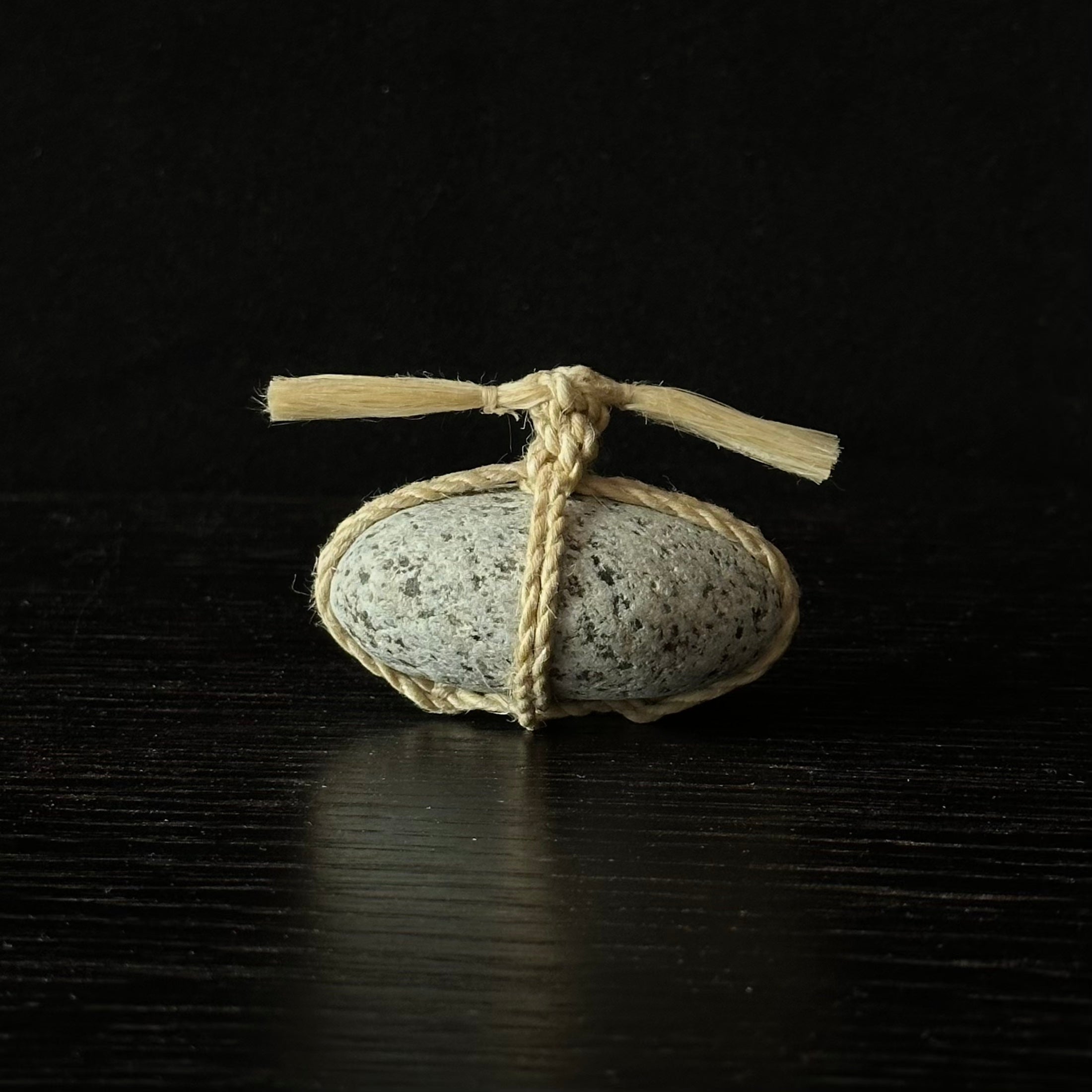 Détail d’un Sekimori en chanvre purifié, inspiré des shimenawa du sanctuaire d’Ise Jingū – Atelier Ikiwa