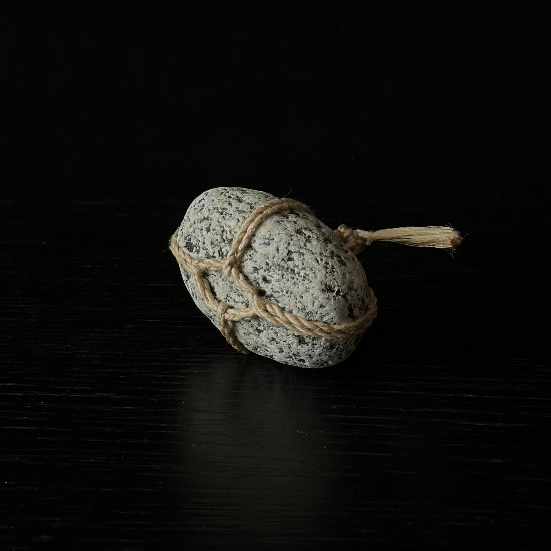 Sekimori-ishi contemporain en chanvre purifié, hommage aux gestes rituels du Japon ancien – Atelier Ikiwa