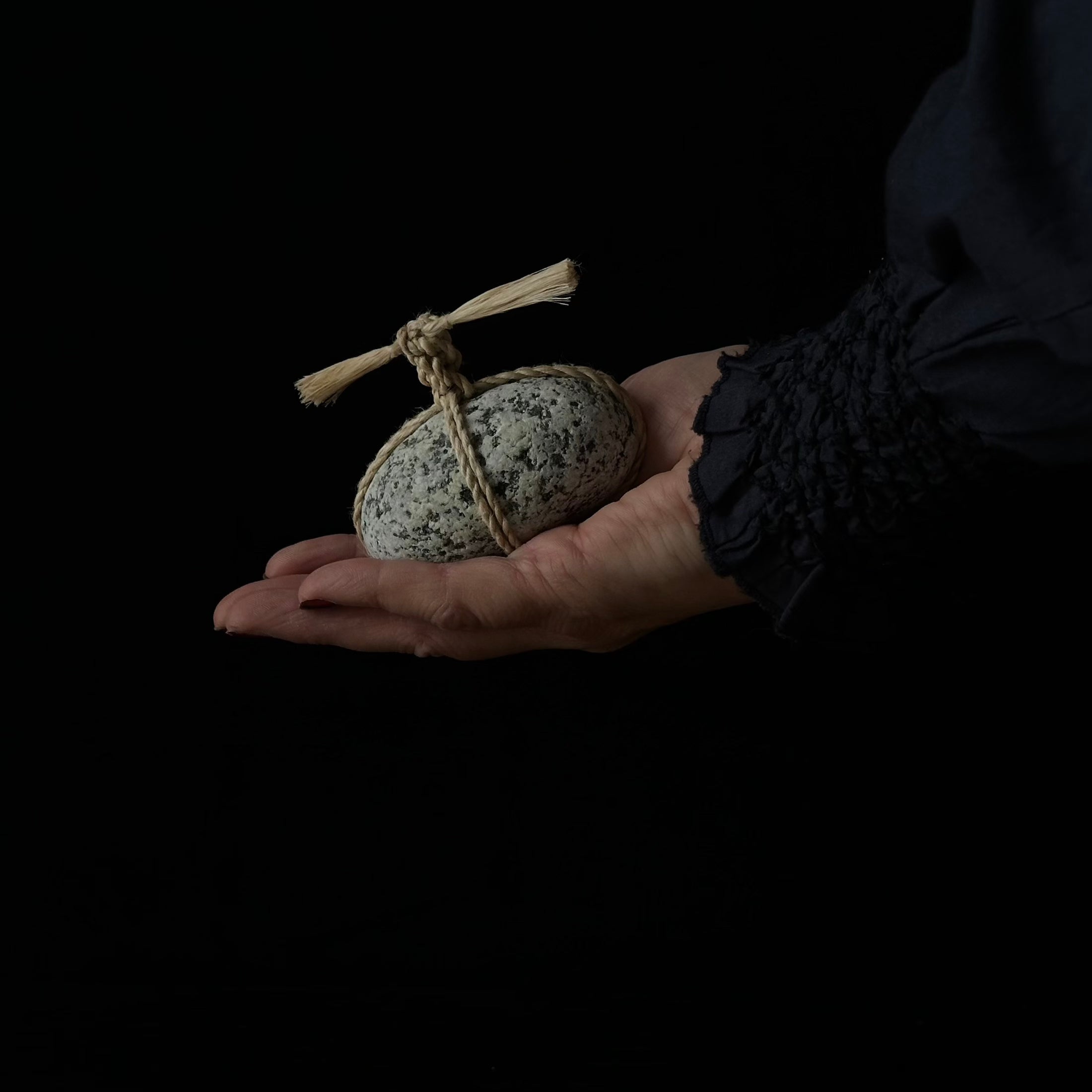 Pierre gardienne Sekimori WARA tressée de chanvre seima, symbole de pureté et de calme intérieur – Atelier Ikiwa