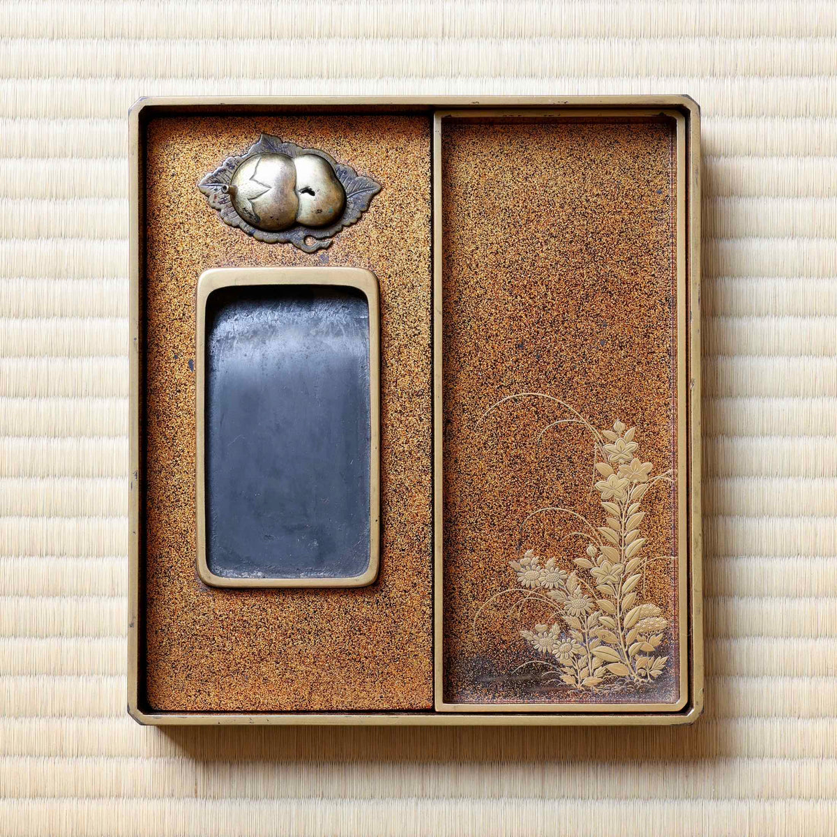 Suzuribako (boîte d’écriture japonaise) en laque urushi, or et argent, décor tsuru (grues)