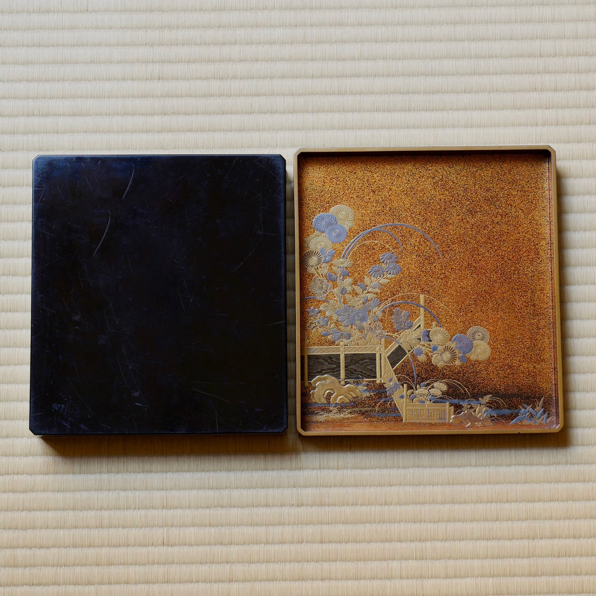 Suzuribako (boîte d’écriture japonaise) en laque urushi, or et argent, décor tsuru (grues)