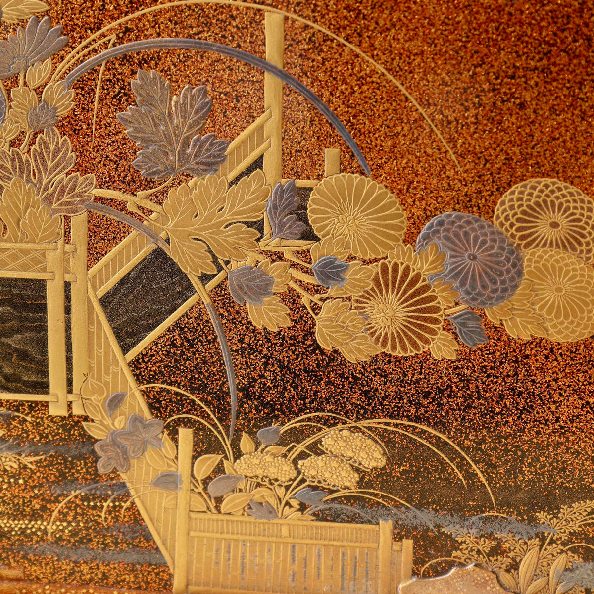Suzuribako (boîte d’écriture japonaise) en laque urushi, or et argent, décor tsuru (grues)