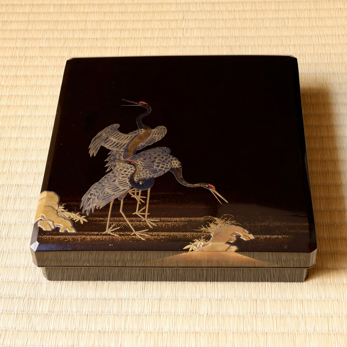 Suzuribako (boîte d’écriture japonaise) en laque urushi, or et argent, décor tsuru (grues)