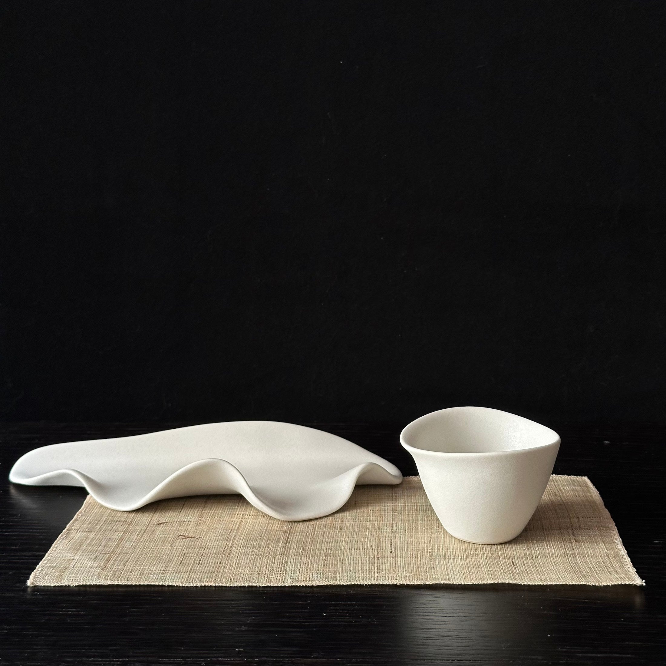 Assiette feuille en céramique de Nuri Lee