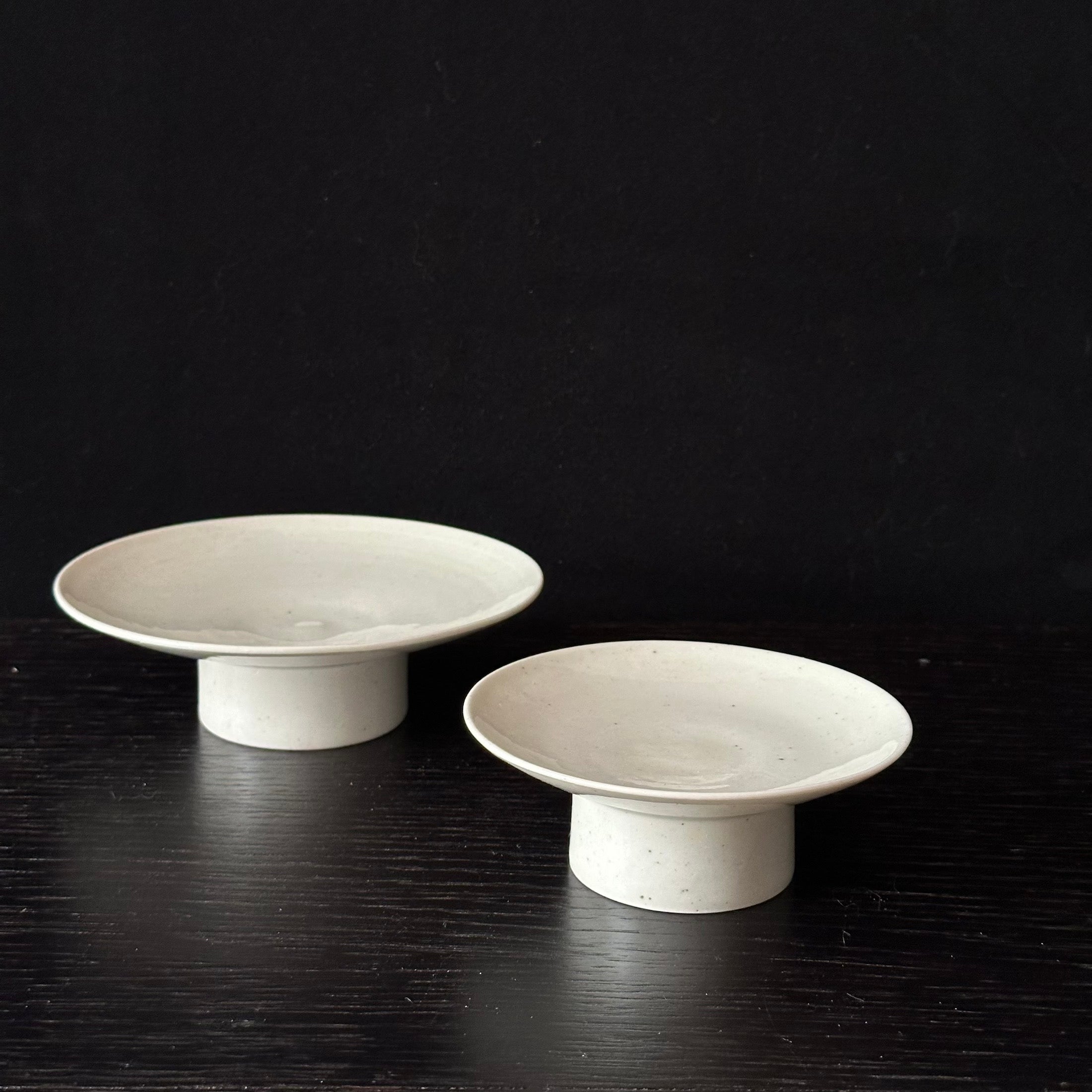 Assiette à pied en porcelaine blanche (baekja) de Hyun Taeju