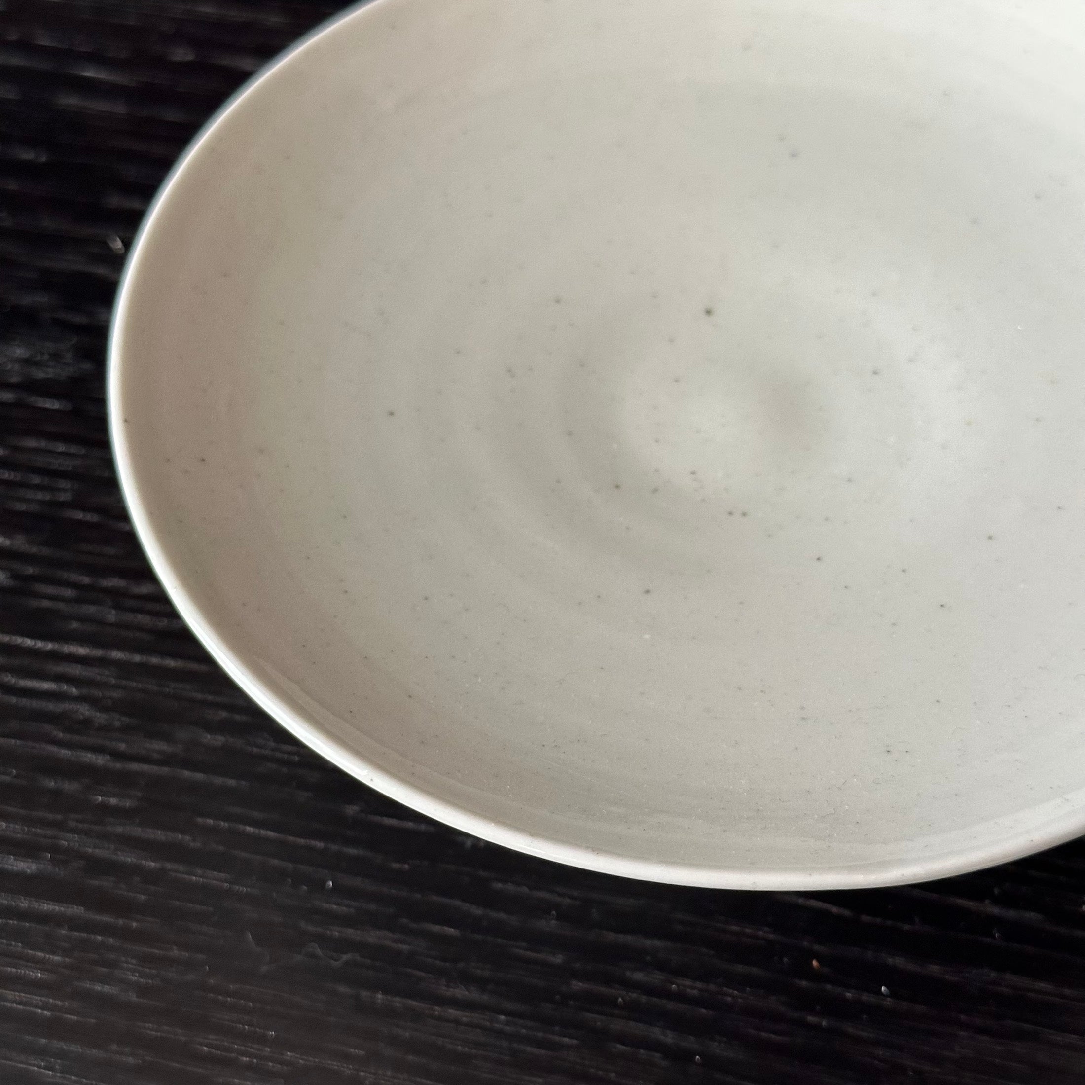 Assiette à pied en porcelaine blanche (baekja) de Hyun Taeju
