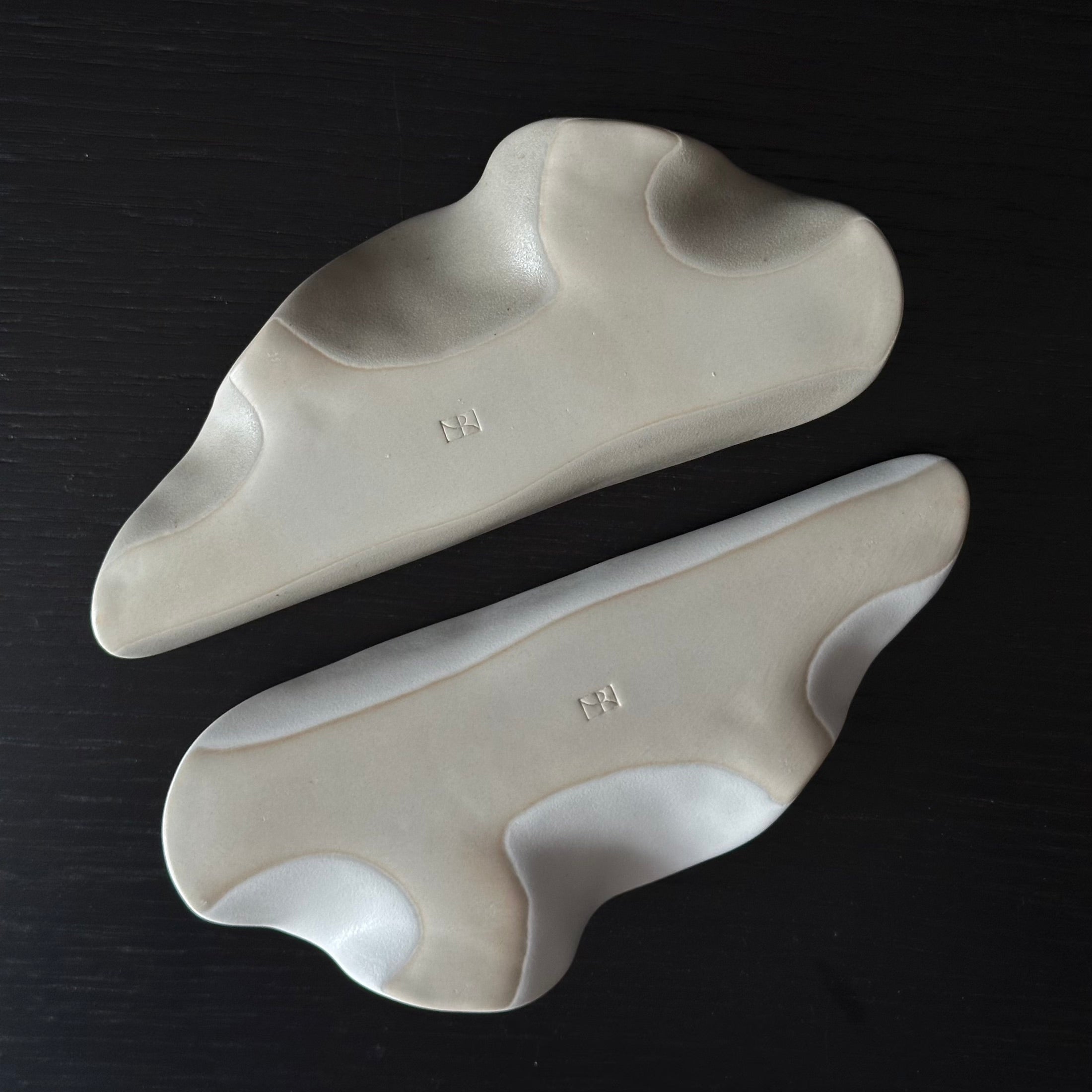 Assiette feuille en céramique de Nuri Lee