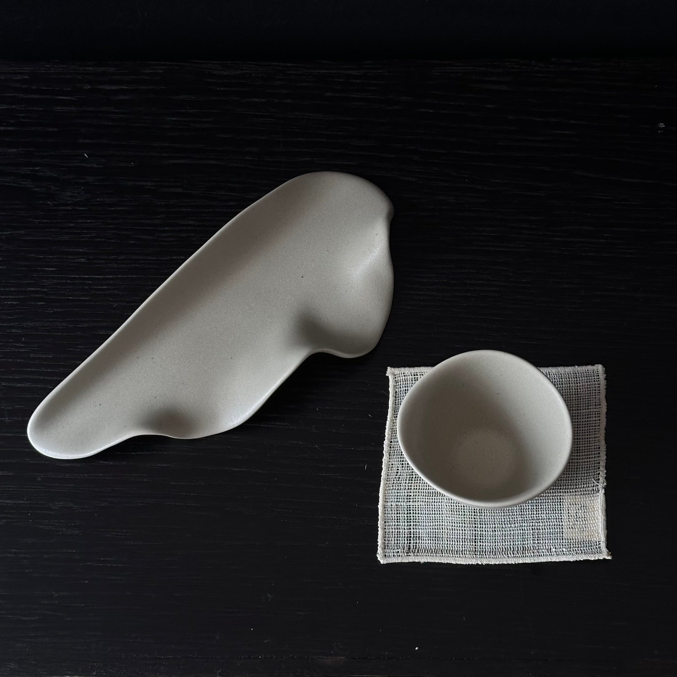 Assiette feuille en céramique de Nuri Lee