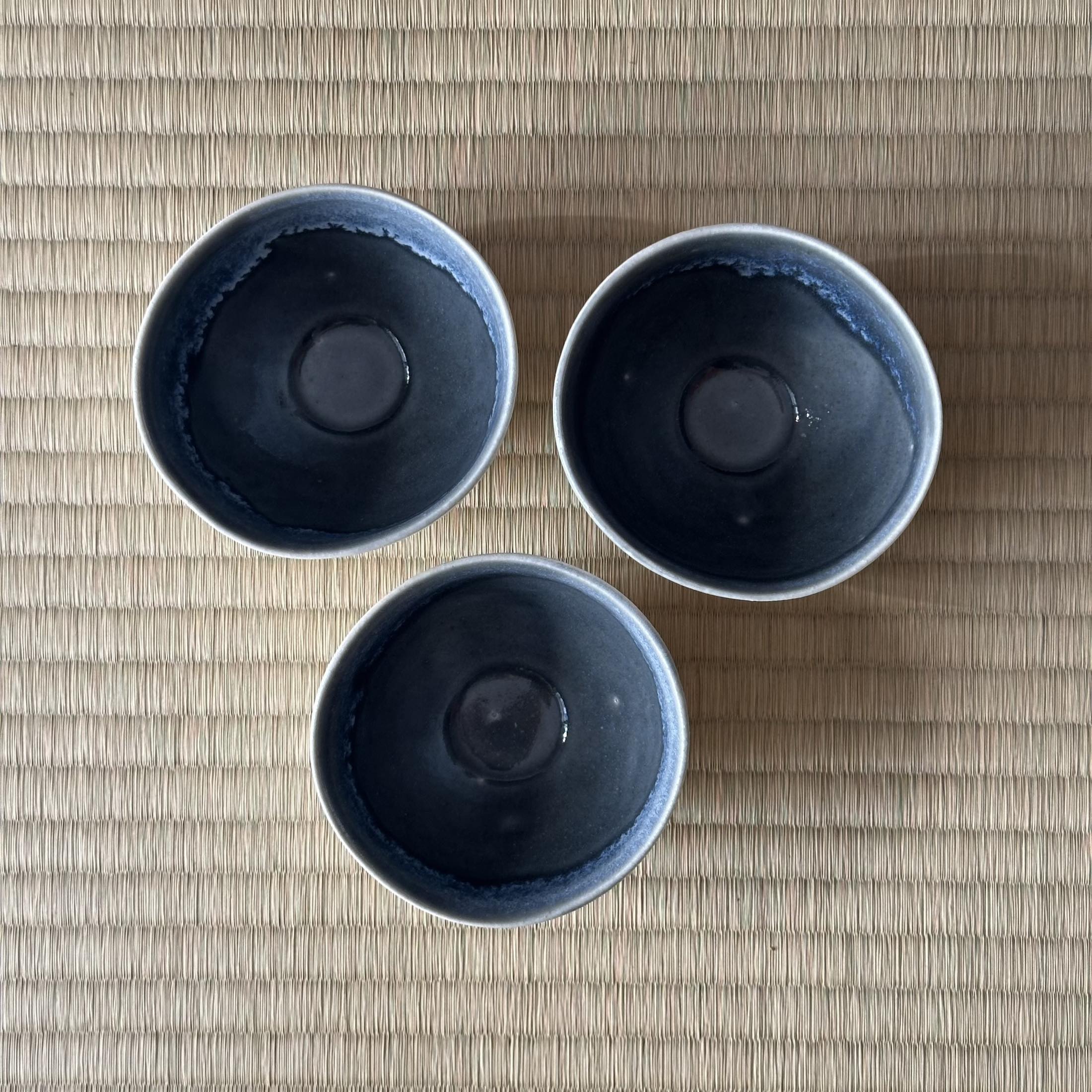 Tasse en semi-porcelaine gris-bleu de Yoshiko Hirose