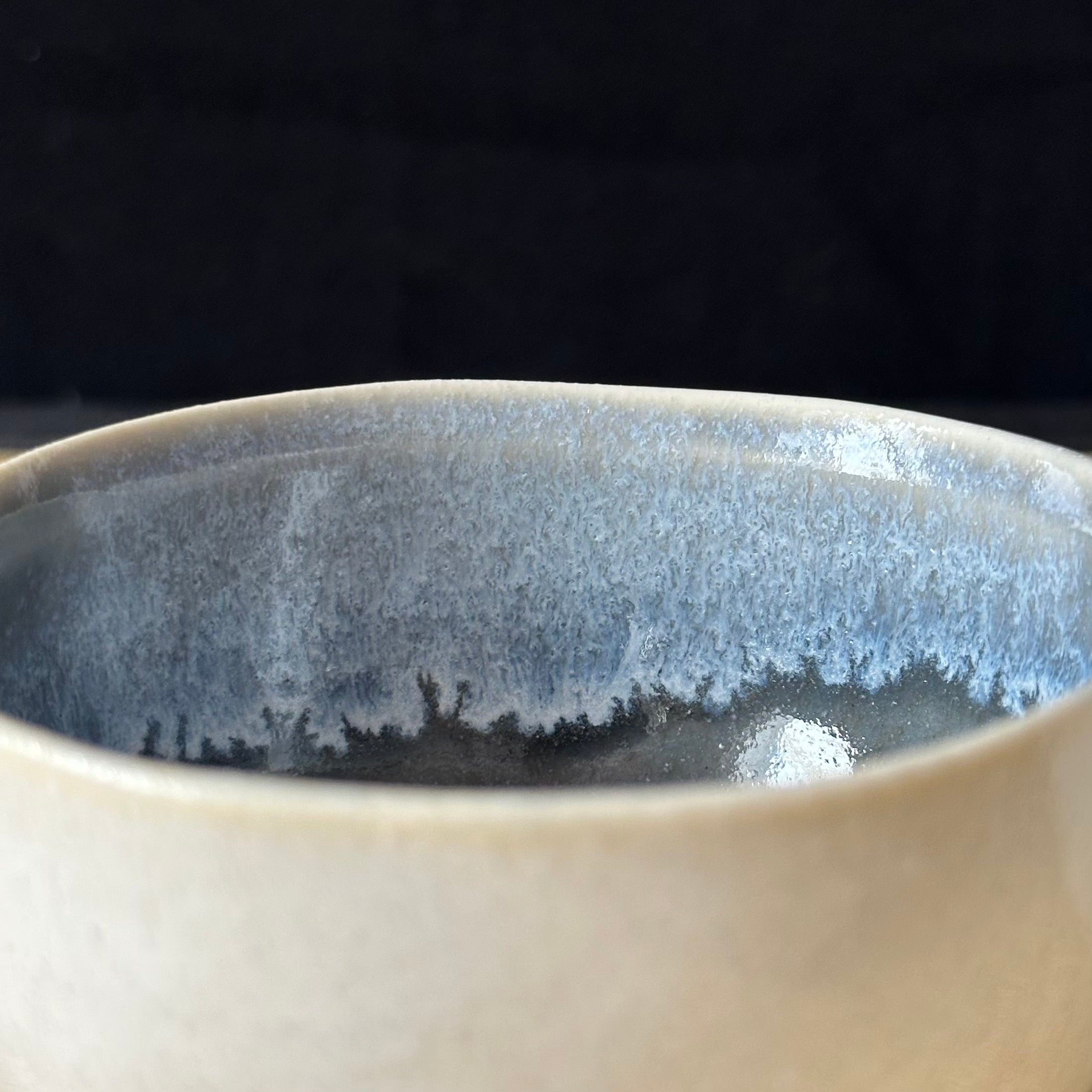 Tasse en semi-porcelaine gris-bleu de Yoshiko Hirose