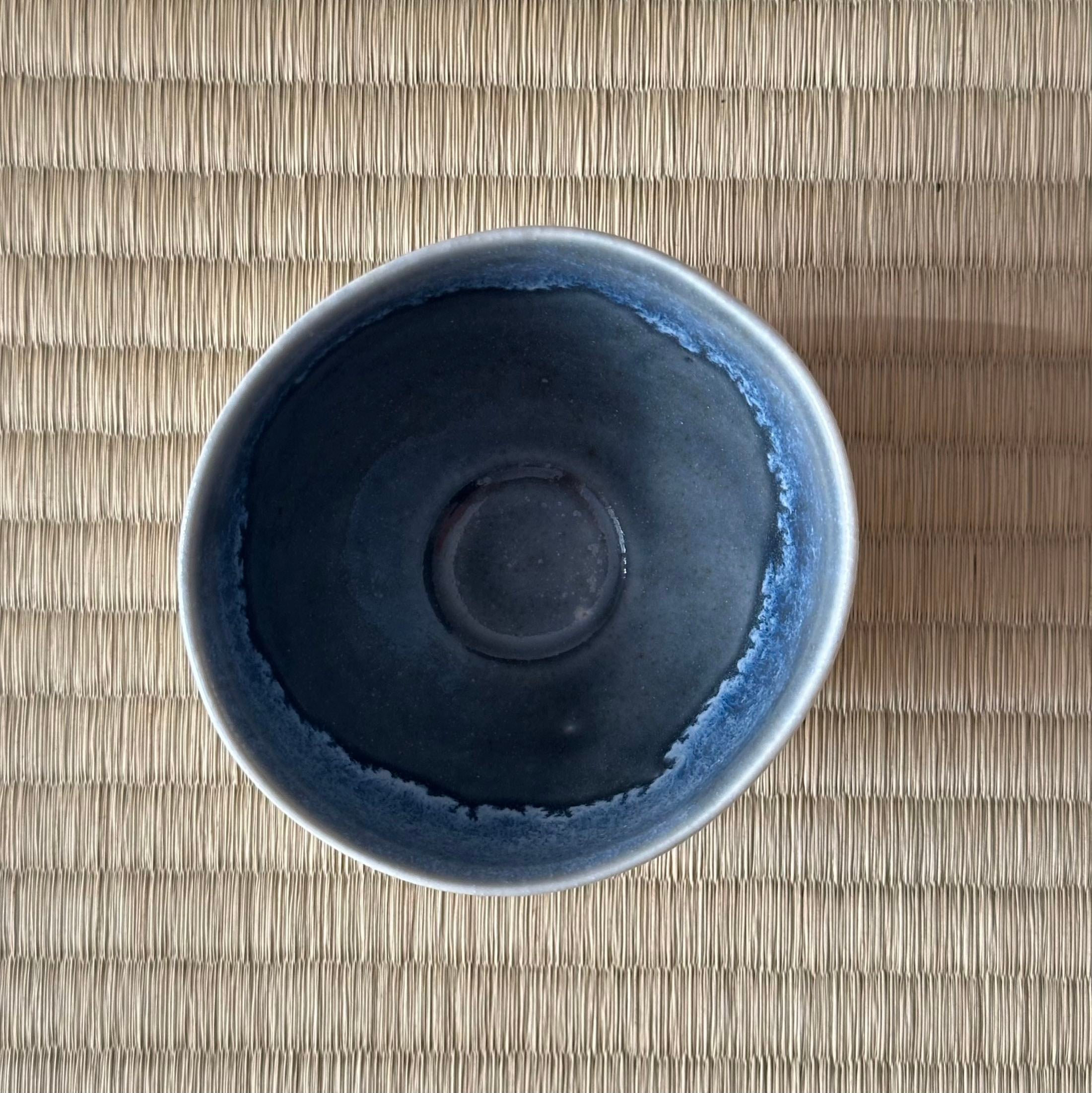 Tasse en semi-porcelaine gris-bleu de Yoshiko Hirose