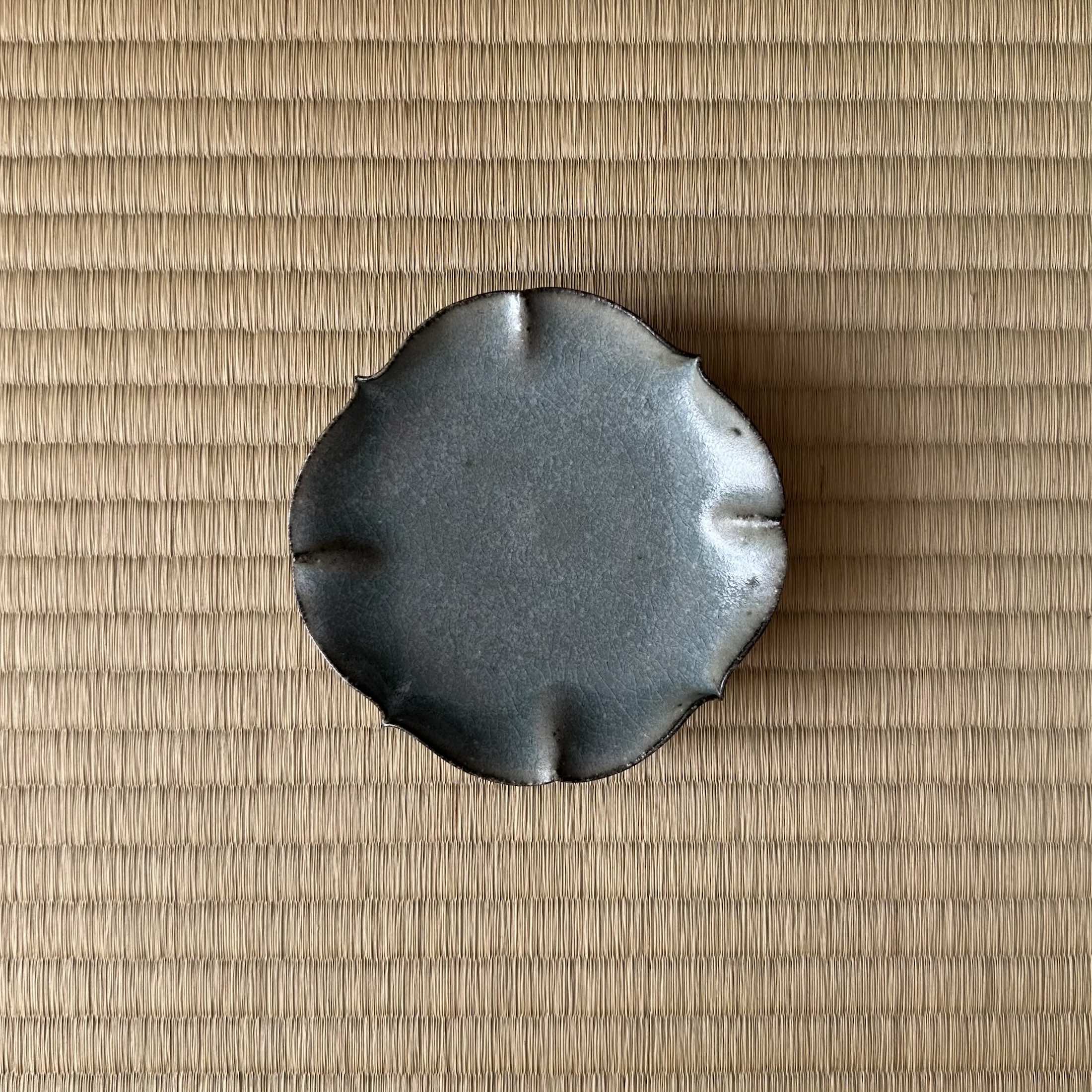 Petite assiette kozara en céramique gris-vert de Shihō Takada