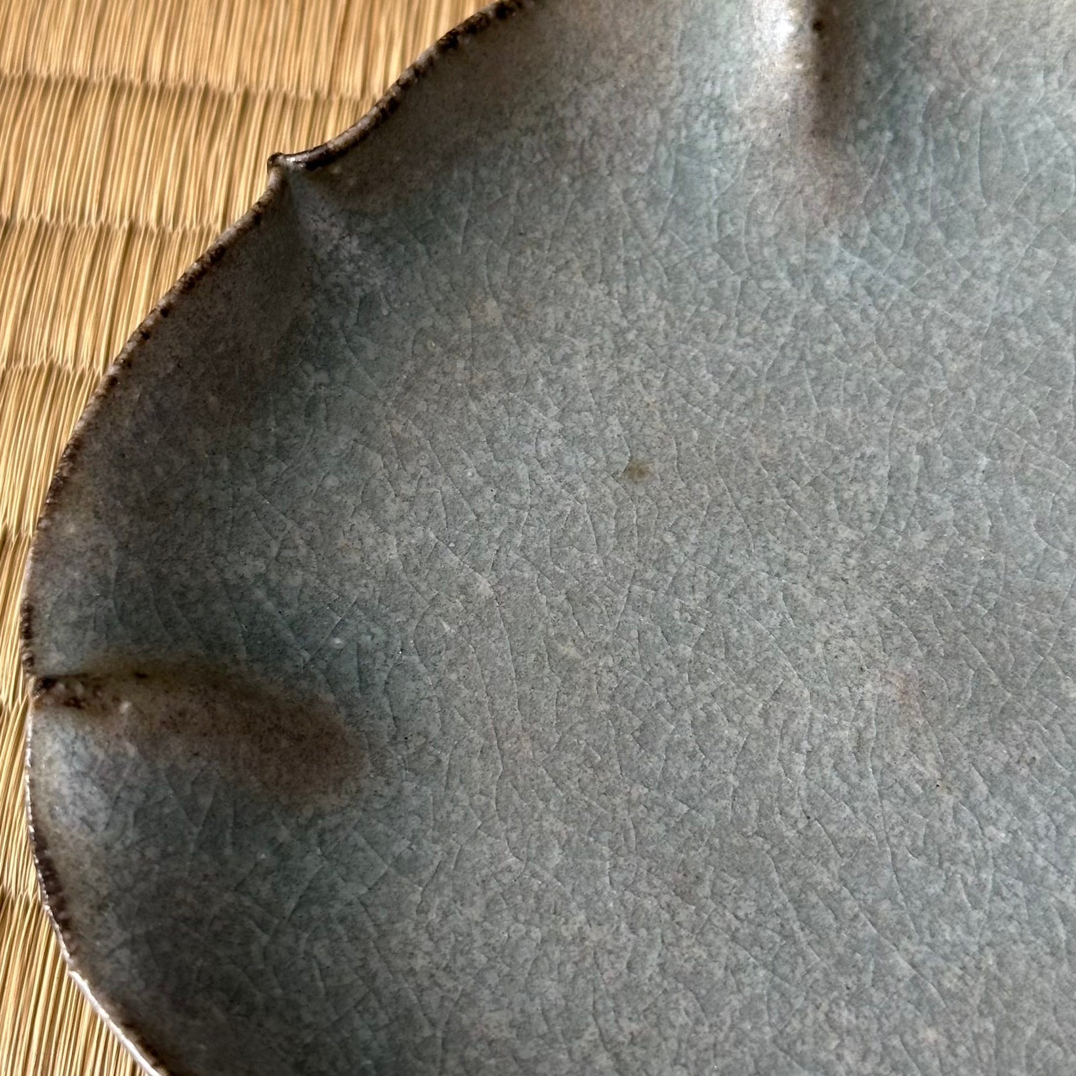 Petite assiette kozara en céramique gris-vert de Shihō Takada