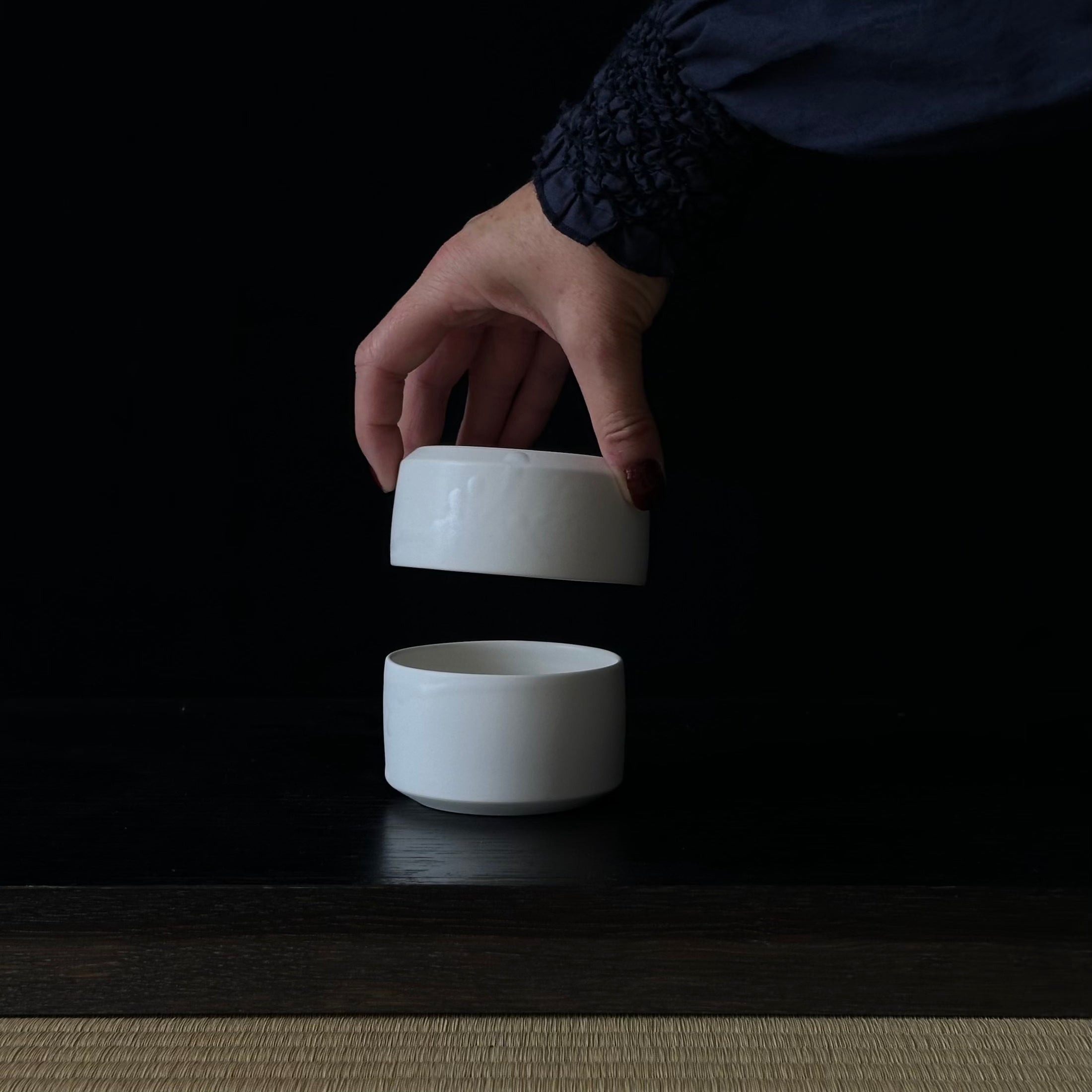 Deux tasses emboîtables en porcelaine blanche de Yuji Murakami
