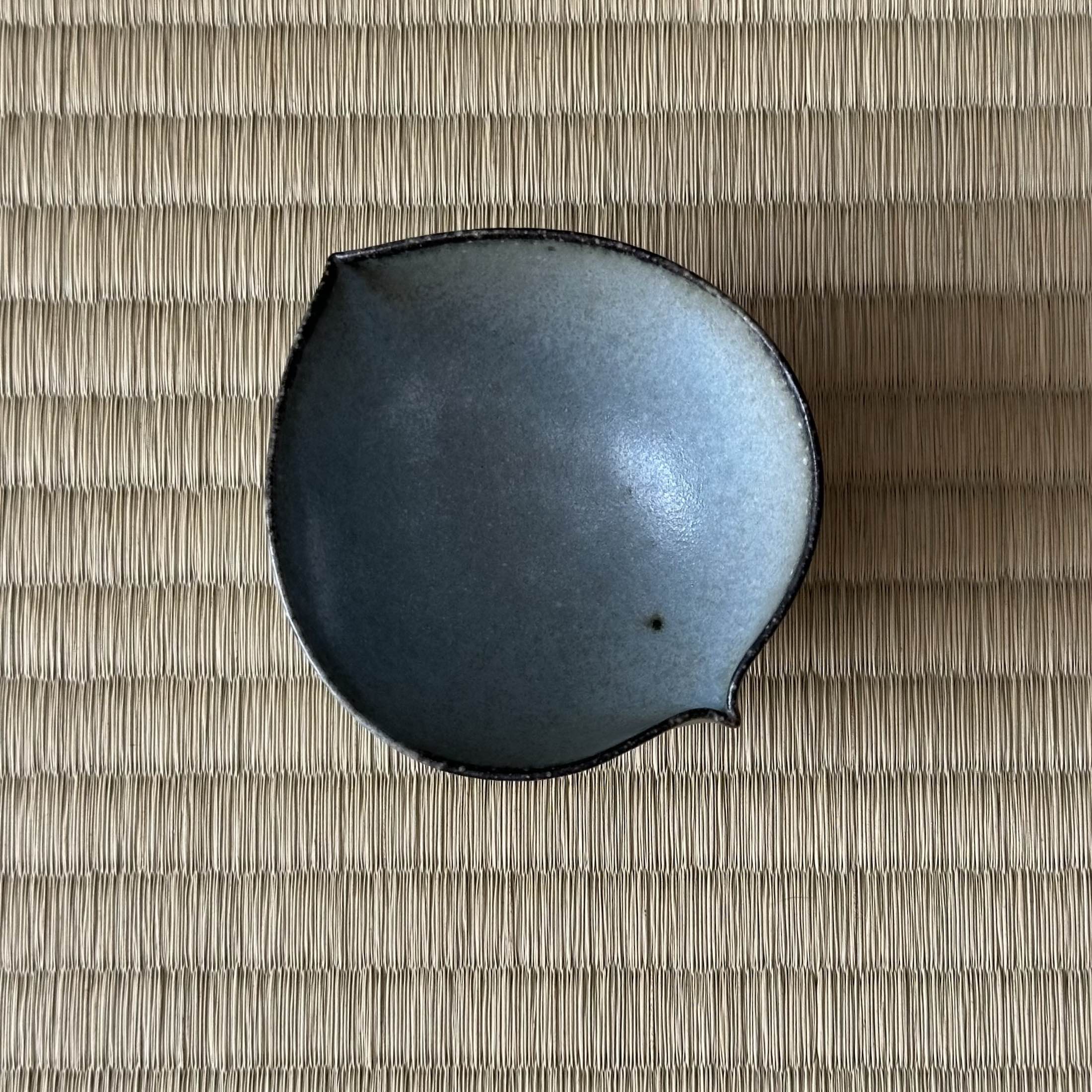 Petite coupelle katakuchi en céramique gris-vert de Shihō Takada