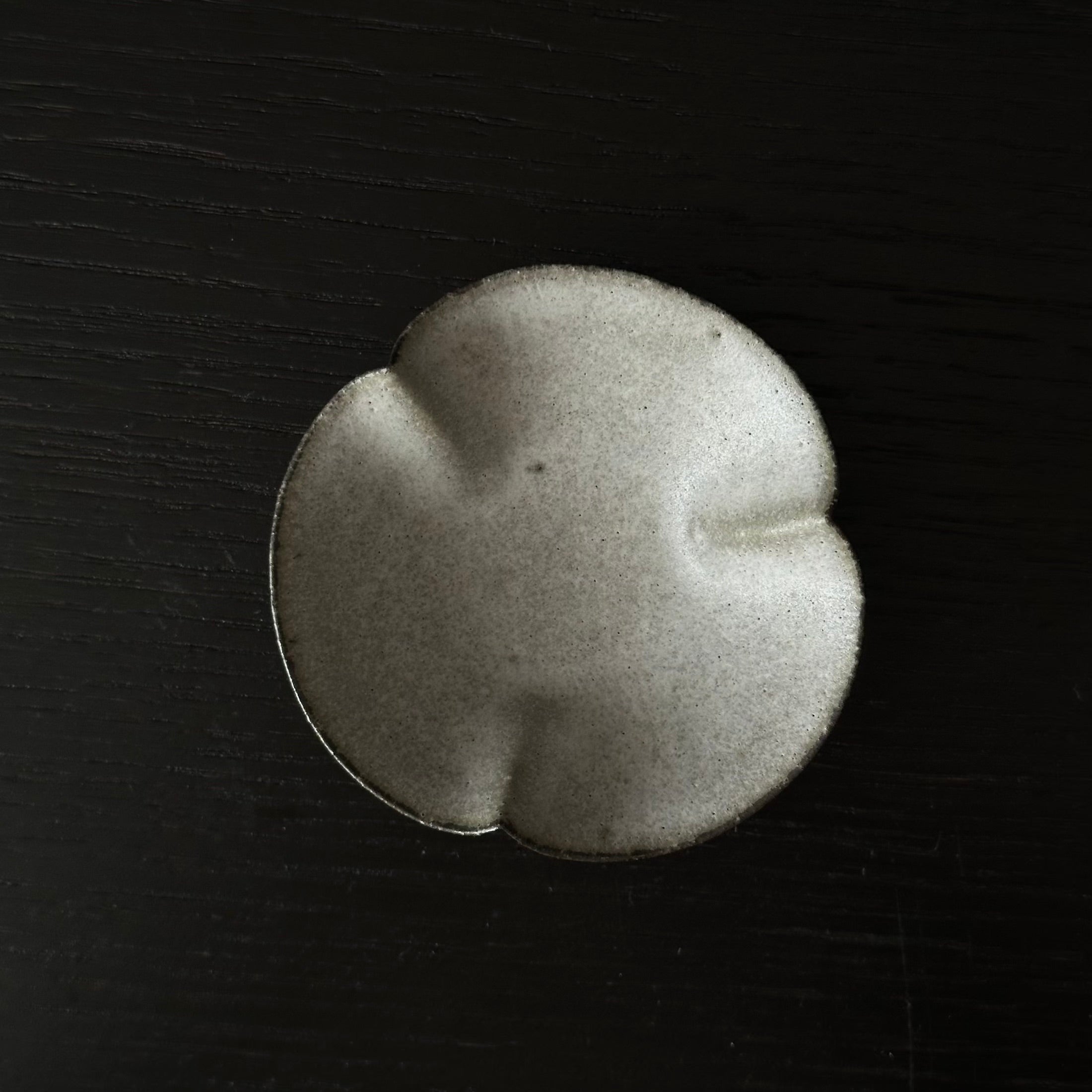 Petite assiette mamezara en céramique de Shihō Takada