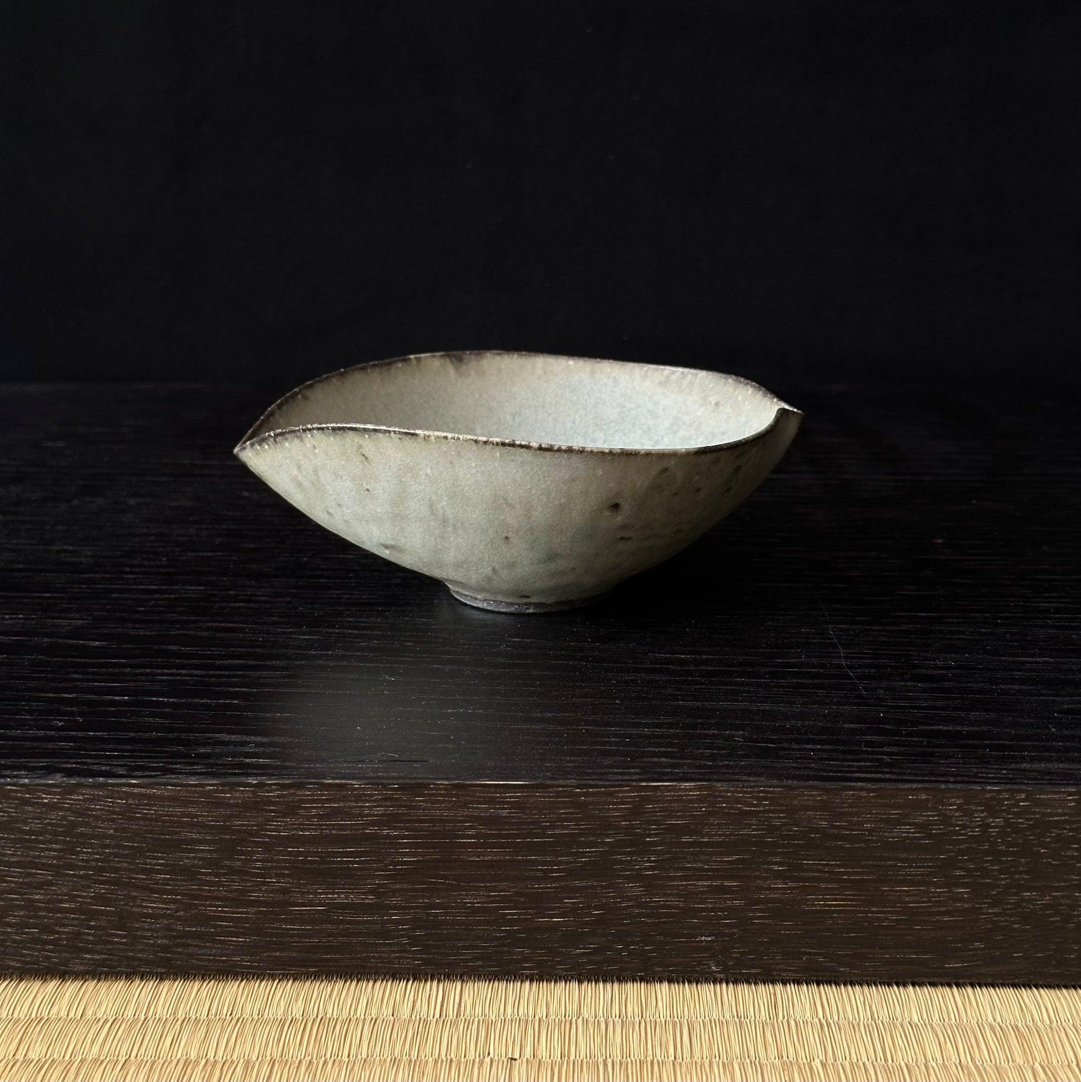 Coupelle katakuchi en céramique gris-vert de Shihō Takada