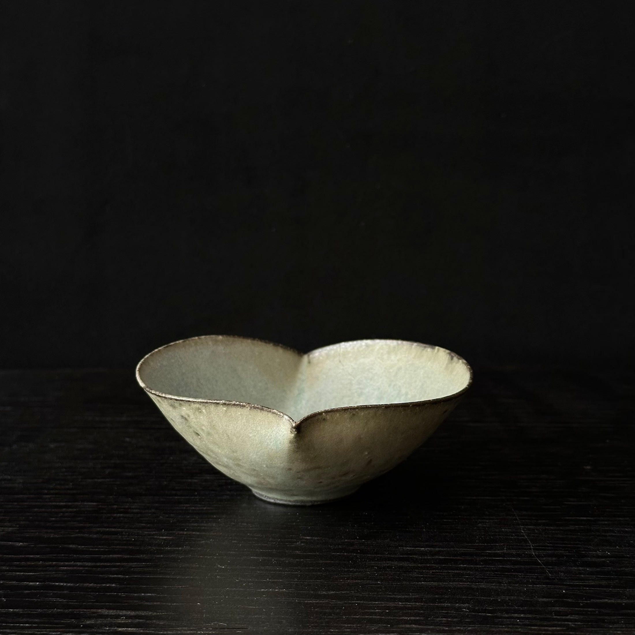 Coupelle katakuchi en céramique gris-vert de Shihō Takada