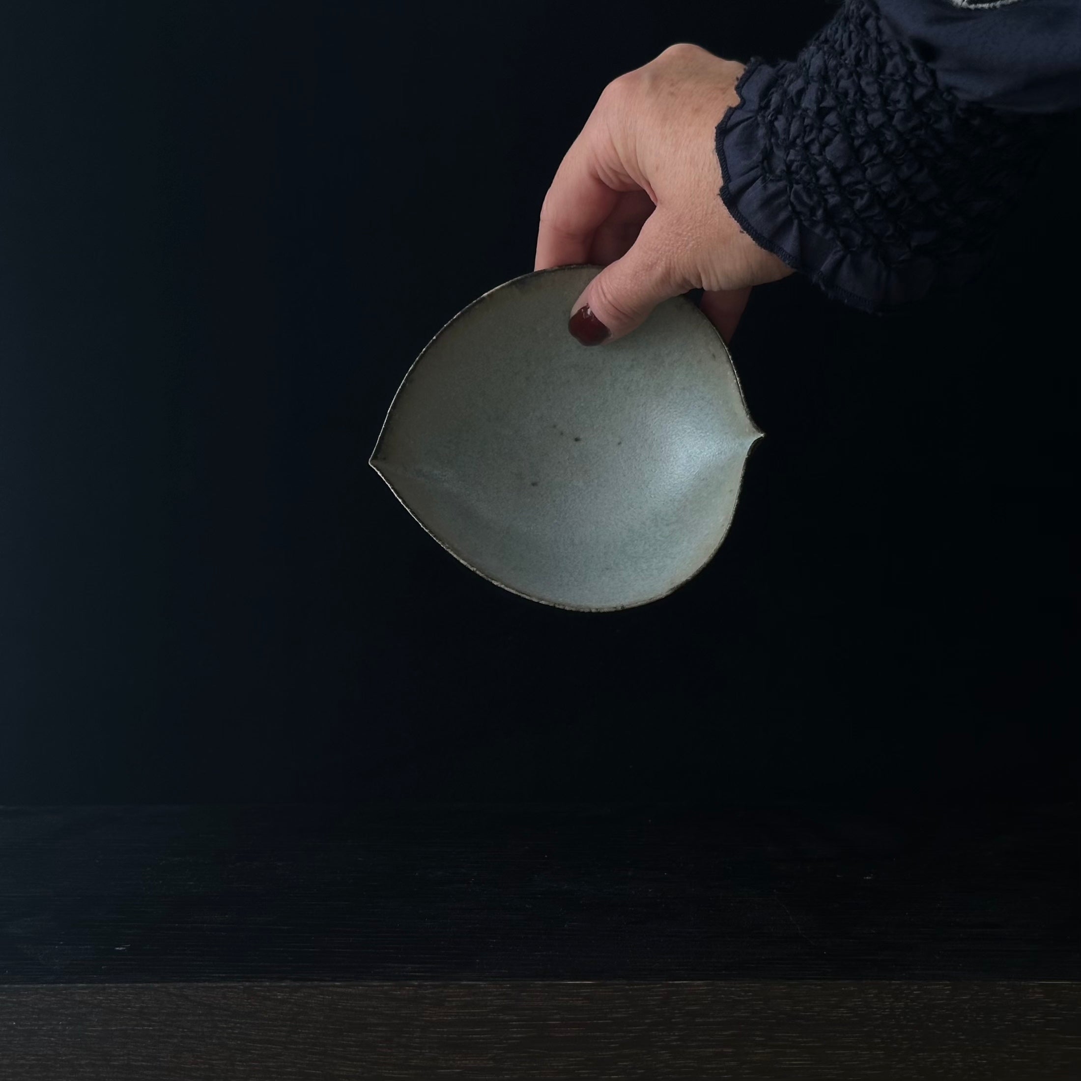 Coupelle katakuchi en céramique gris-vert de Shihō Takada