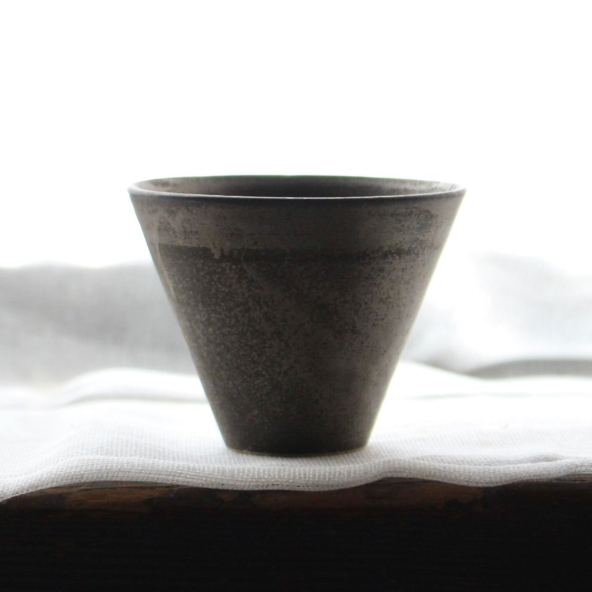 Tasse en céramique manganèse de l’atelier Tokinoha
