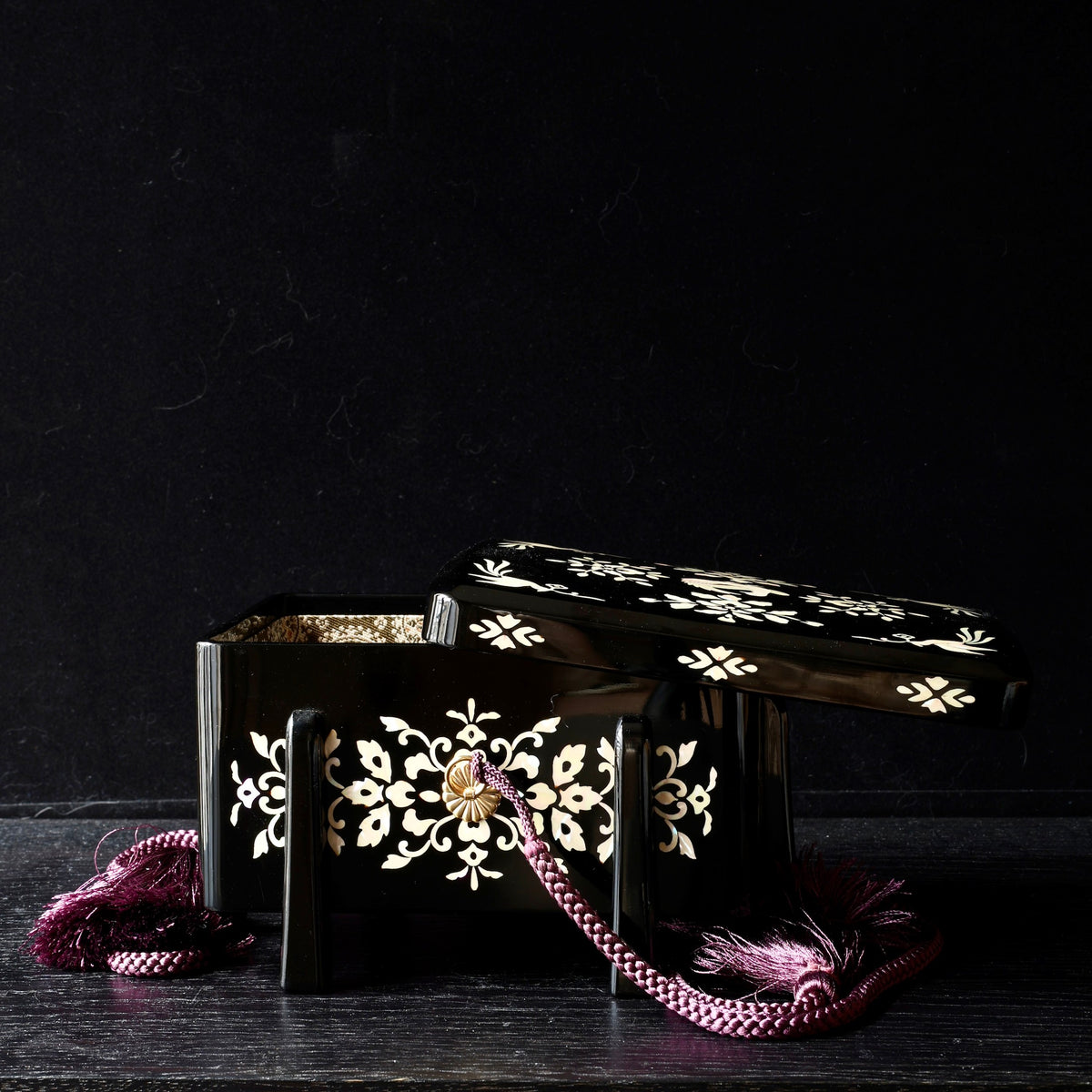 Tebako (Japanese box for precious objects) in black urushi lacquer and mother-of-pearl, Shōsō-in moyō design by Ishida Shinonome-dō