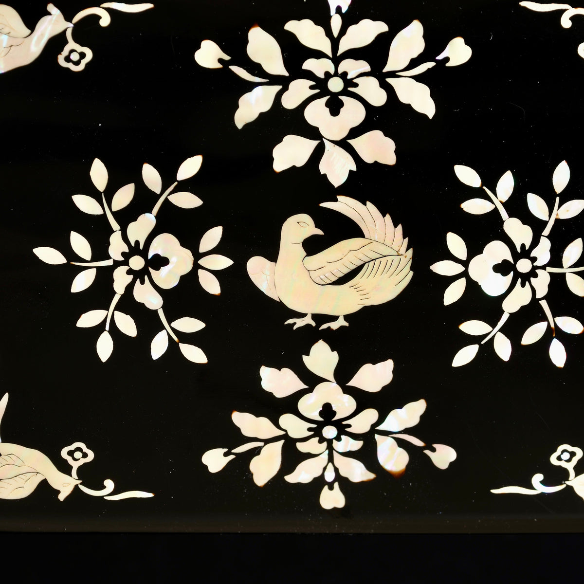 Tebako (coffret japonais pour objets précieux) en laque urushi noire et nacre, décor Shōsō-in moyō de Ishida Shinonome-dō