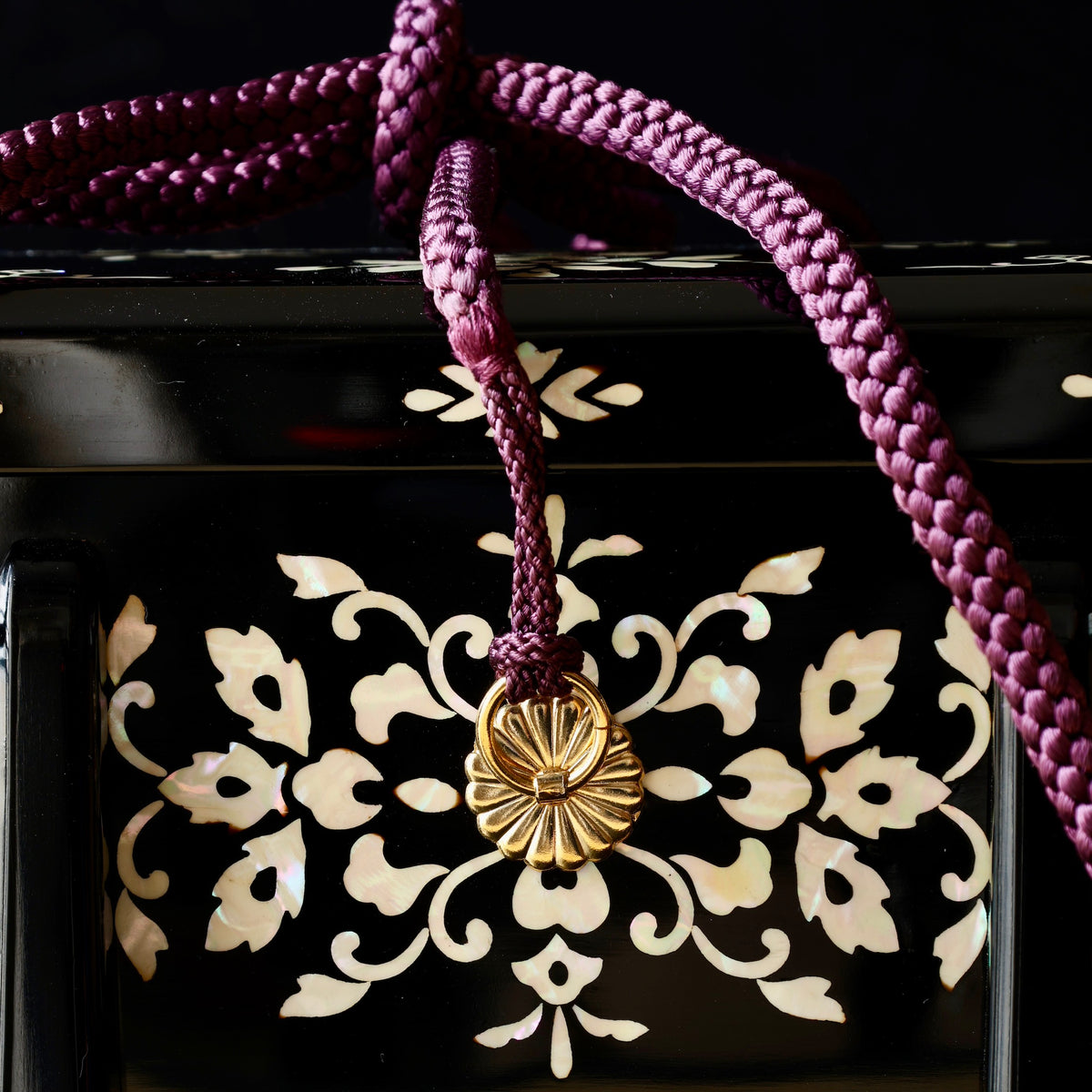 Tebako (Japanese box for precious objects) in black urushi lacquer and mother-of-pearl, Shōsō-in moyō design by Ishida Shinonome-dō