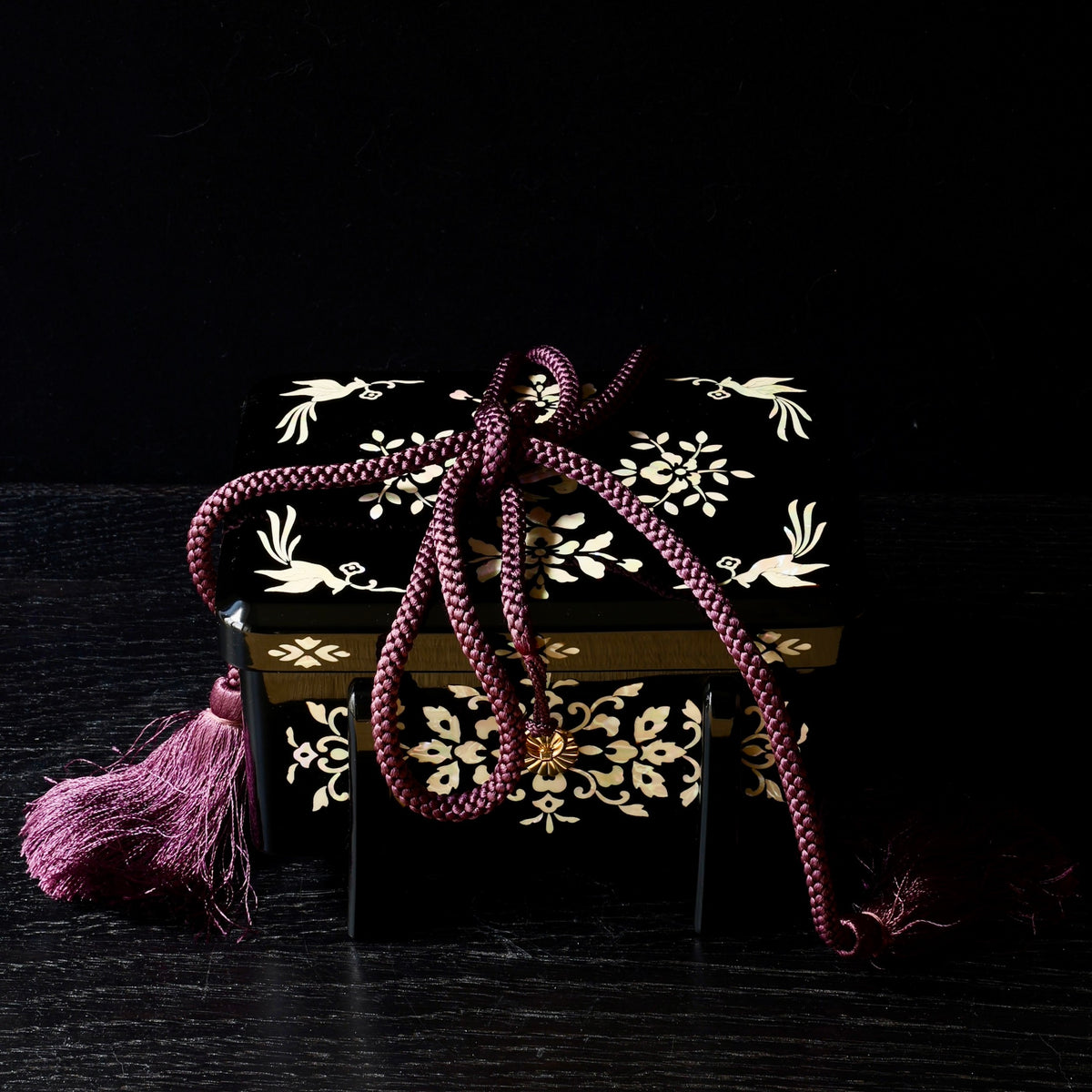 Tebako (Japanese box for precious objects) in black urushi lacquer and mother-of-pearl, Shōsō-in moyō design by Ishida Shinonome-dō