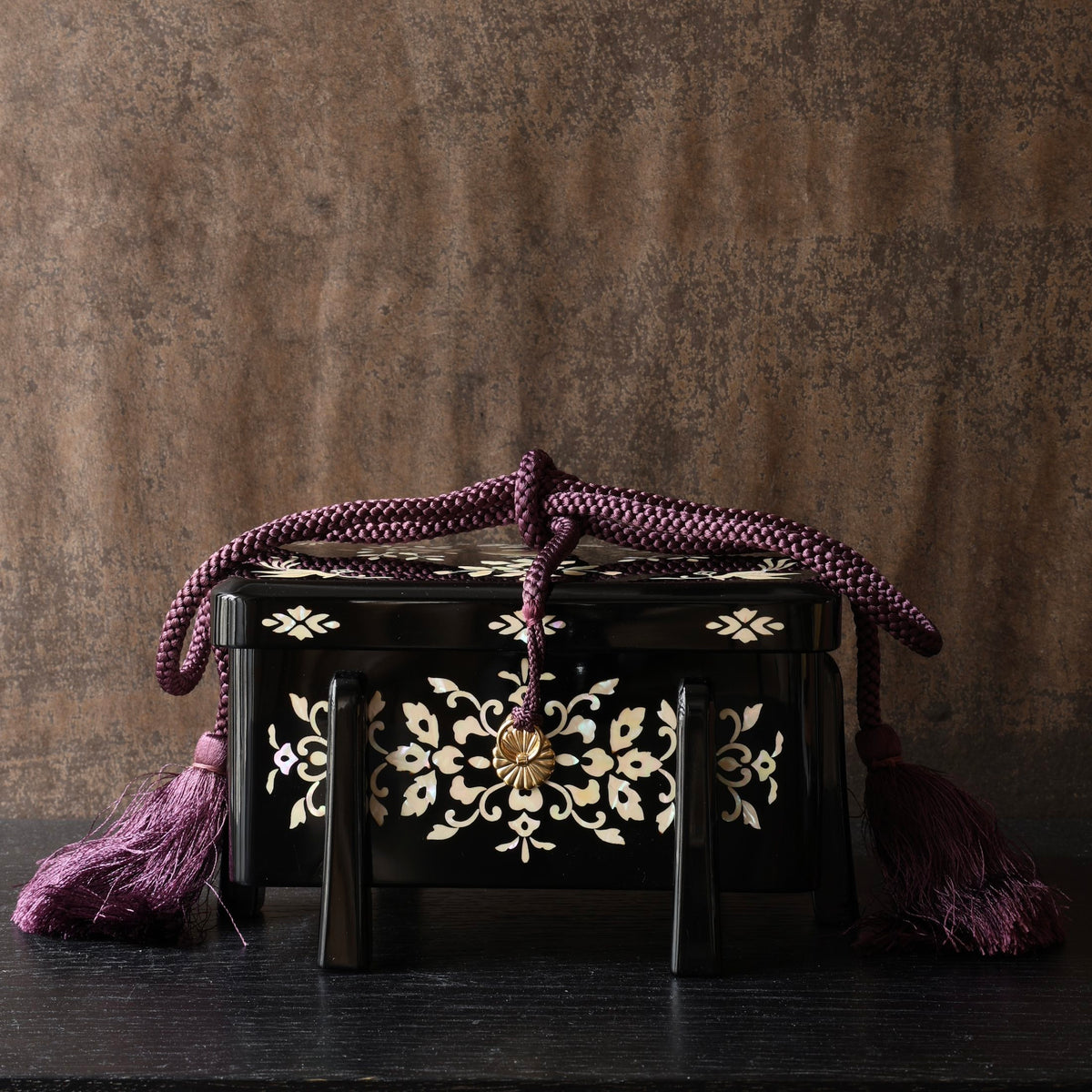 Tebako (Japanese box for precious objects) in black urushi lacquer and mother-of-pearl, Shōsō-in moyō design by Ishida Shinonome-dō