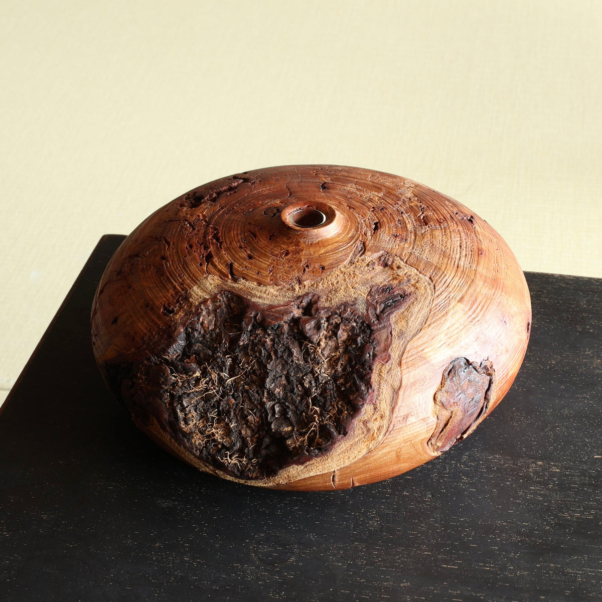 Vase-sculpture en sakura (bois de cerisier japonais) de Masahito Ikeda