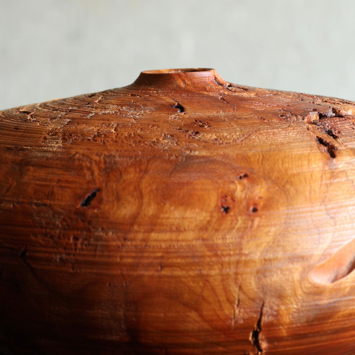 Vase-sculpture en sakura (bois de cerisier japonais) de Masahito Ikeda