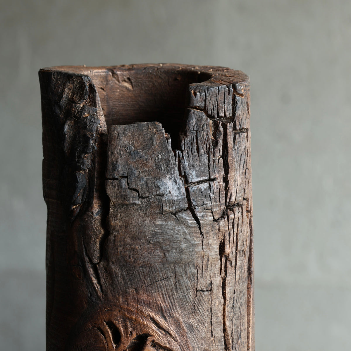 Vase-sculpture en ichijiku (bois de figuier japonais) fumé de Masahito Ikeda