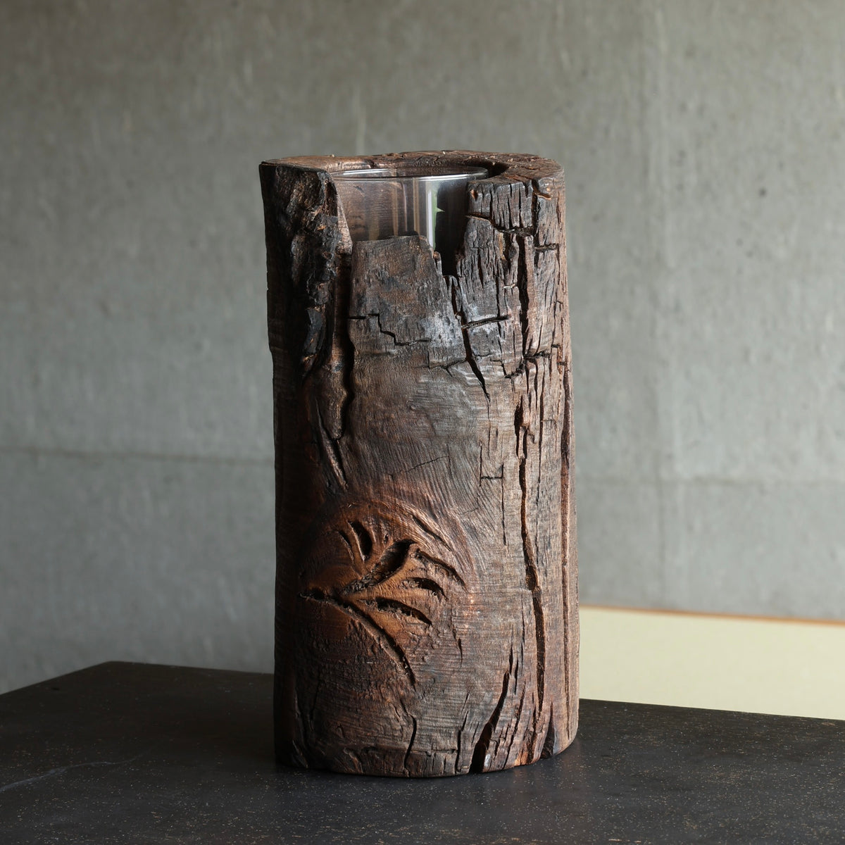 Vase-sculpture en ichijiku (bois de figuier japonais) fumé de Masahito Ikeda