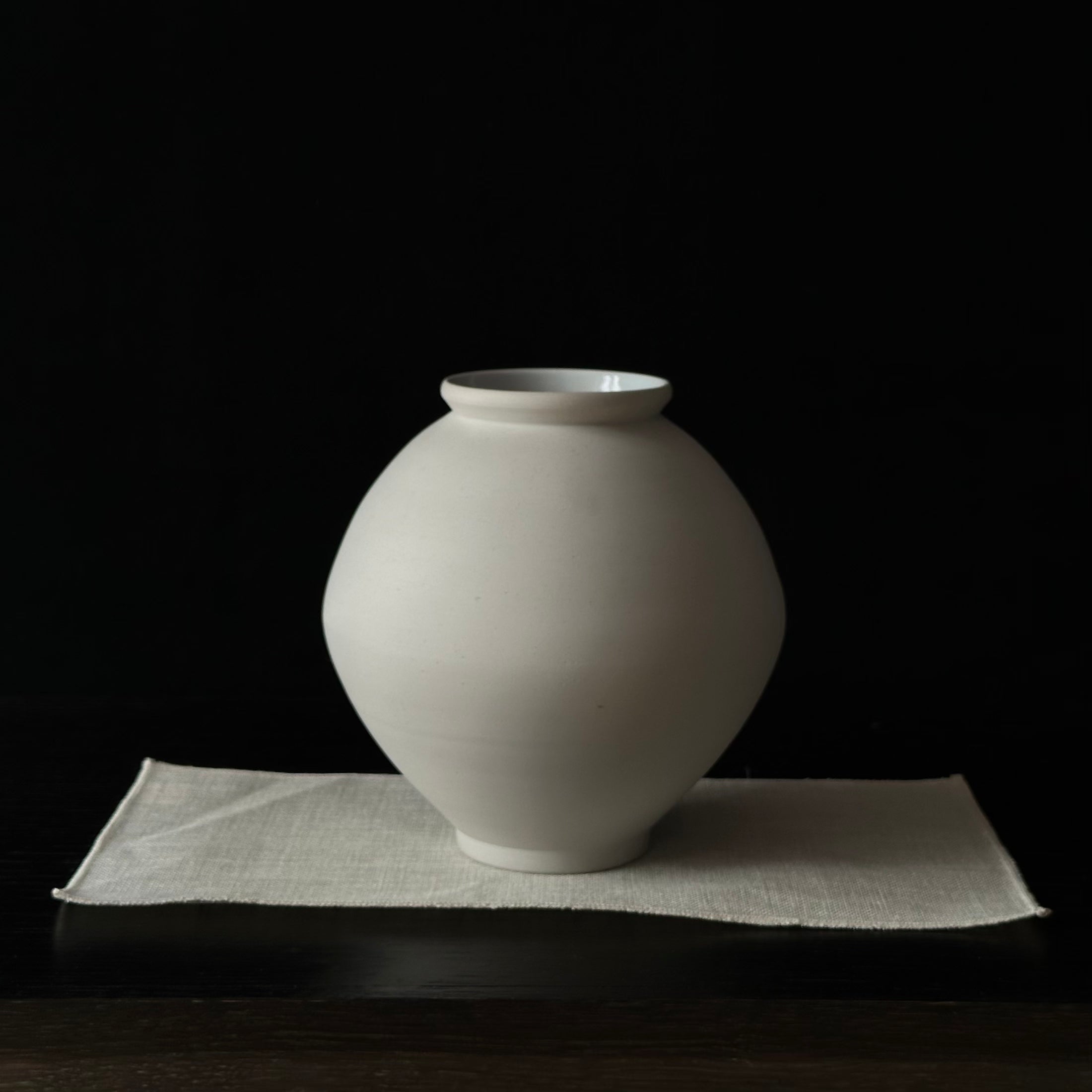 Jarre de Lune contemporaine de Nuri Lee