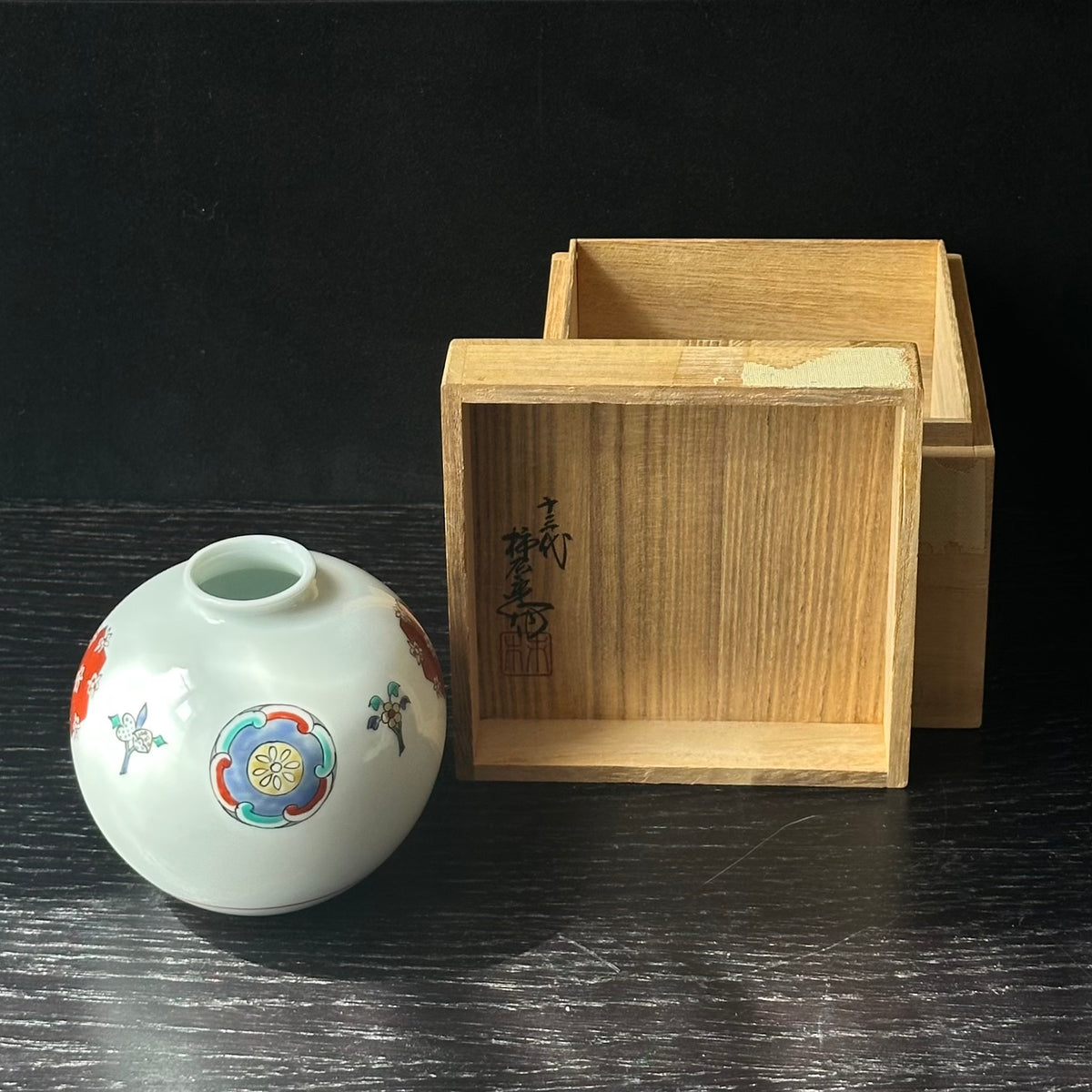 Vase en porcelaine Kakiemon à décor de Hanamaru (médaillons floraux) de Sakaida Kakiemon XIII