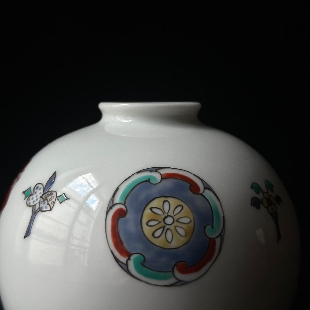 Vase en porcelaine Kakiemon à décor de Hanamaru (médaillons floraux) de Sakaida Kakiemon XIII