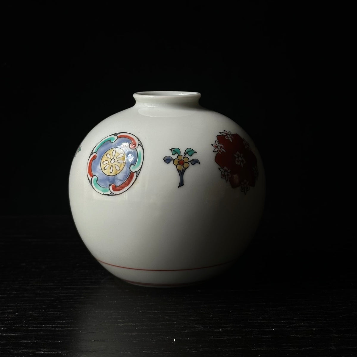 Vase en porcelaine Kakiemon à décor de Hanamaru (médaillons floraux) de Sakaida Kakiemon XIII