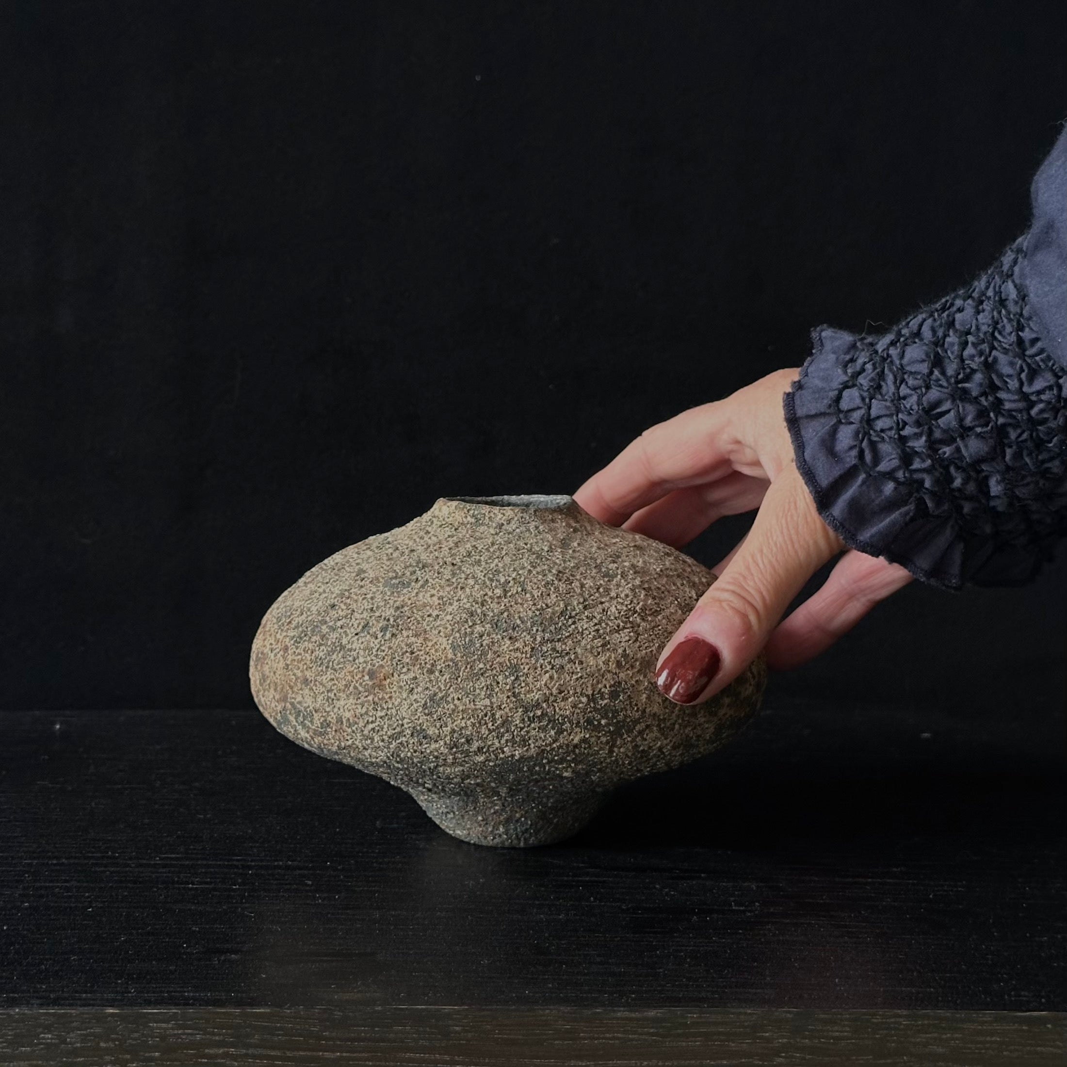 Vase “Soil Seeds” en grès brut de Hiroshi Aoki