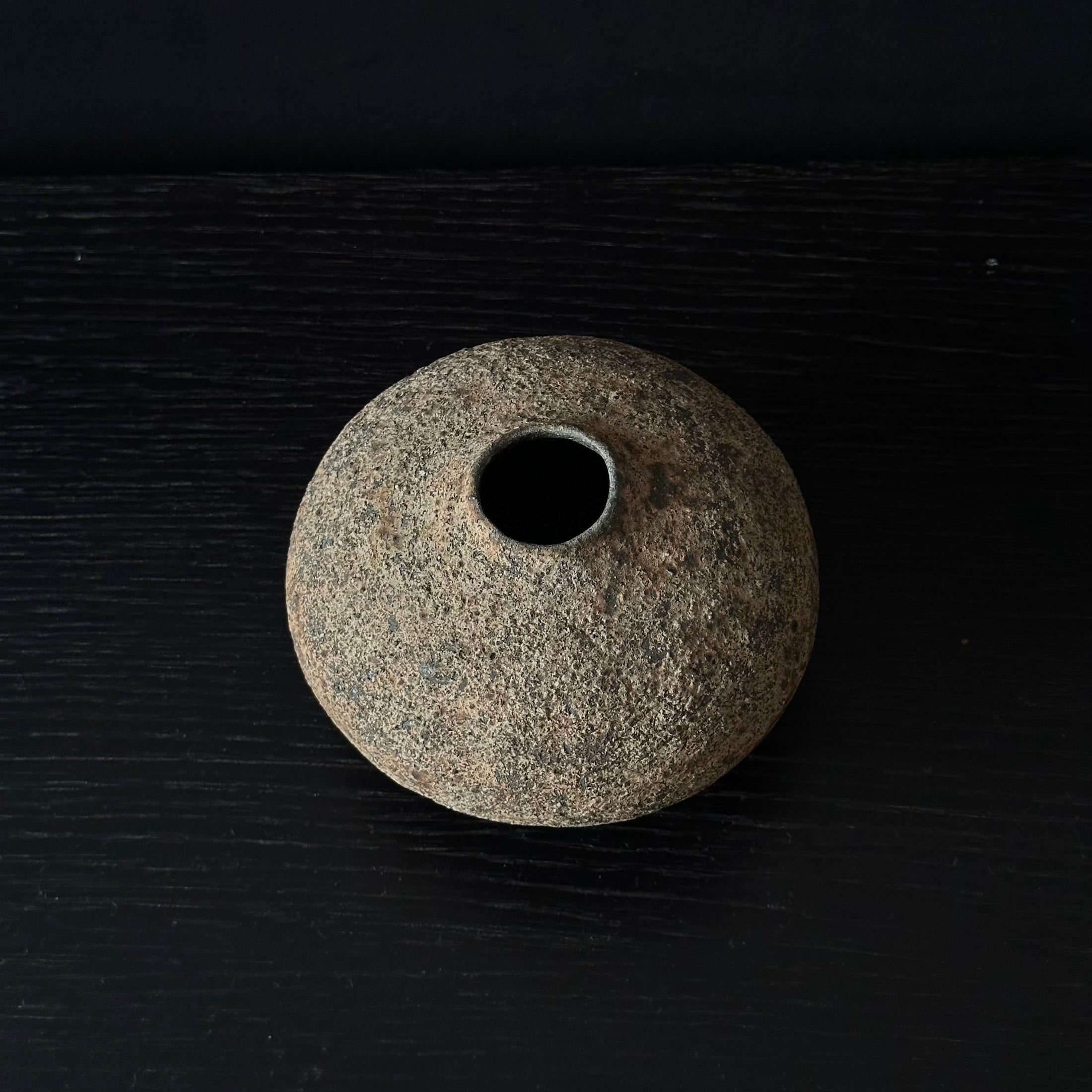 Vase “Soil Seeds” en grès brut de Hiroshi Aoki