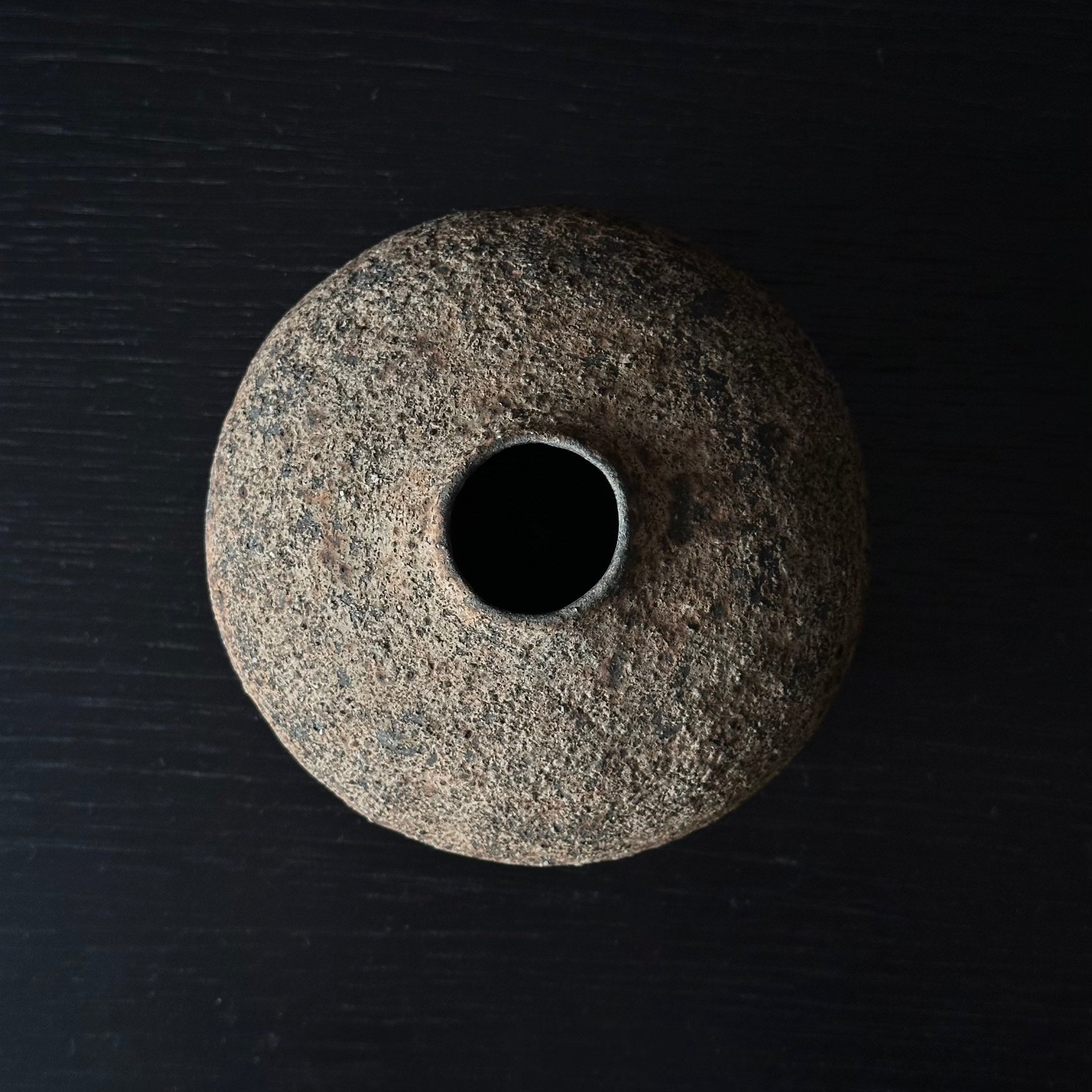 Vase “Soil Seeds” en grès brut de Hiroshi Aoki