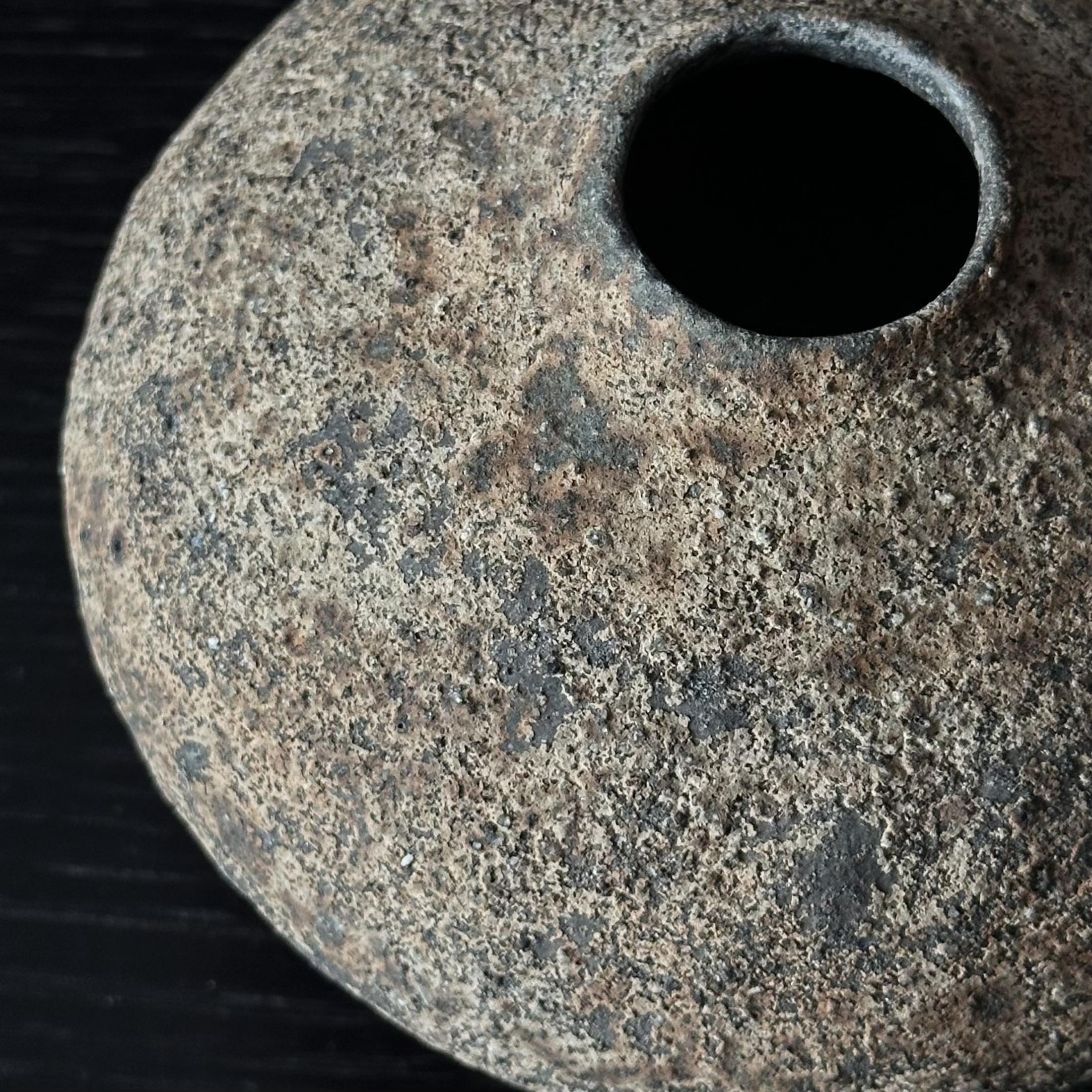 Vase “Soil Seeds” en grès brut de Hiroshi Aoki