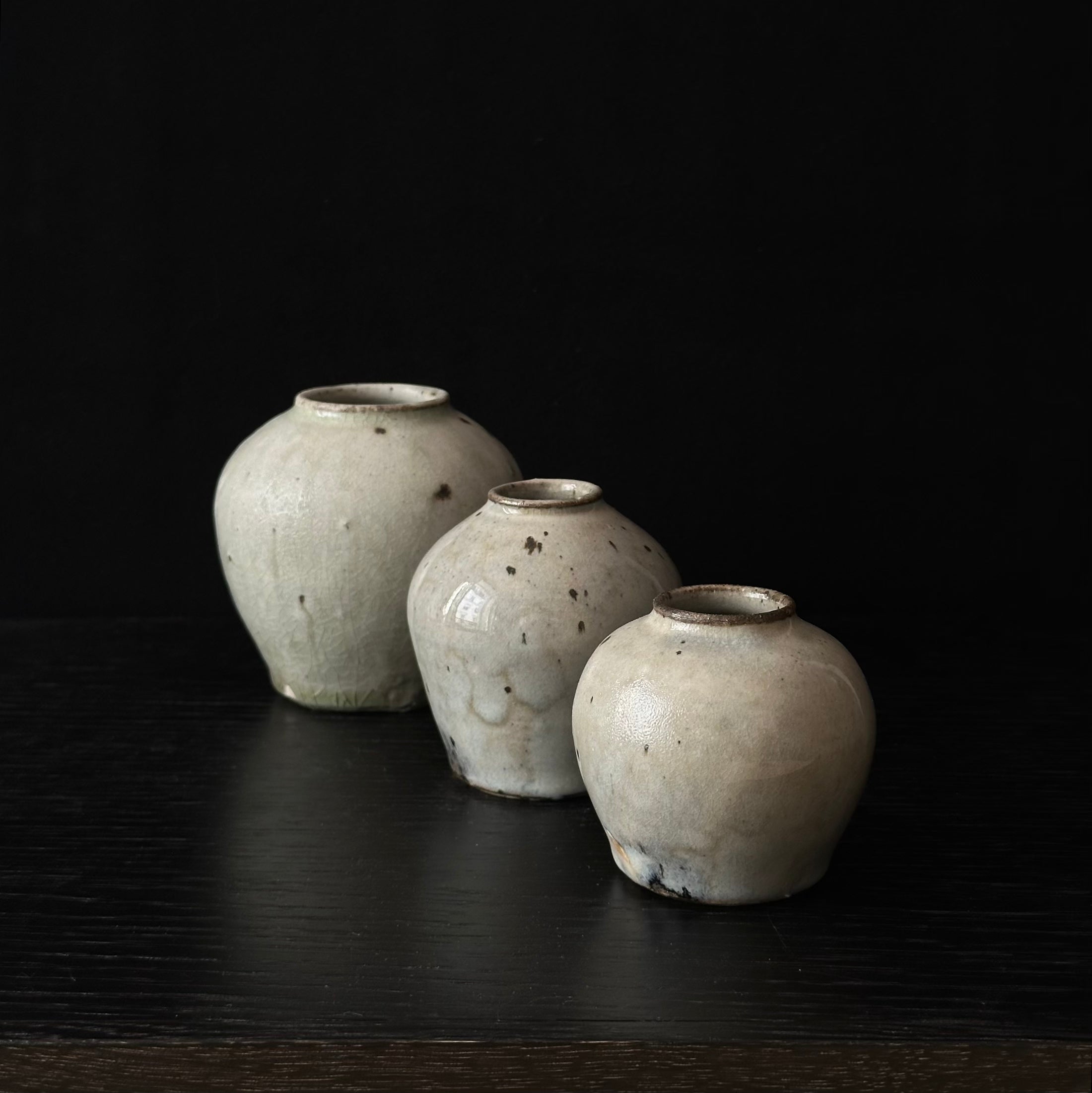 Trio de vases en céramique blanche kōhiki de Yukiko Takemoto