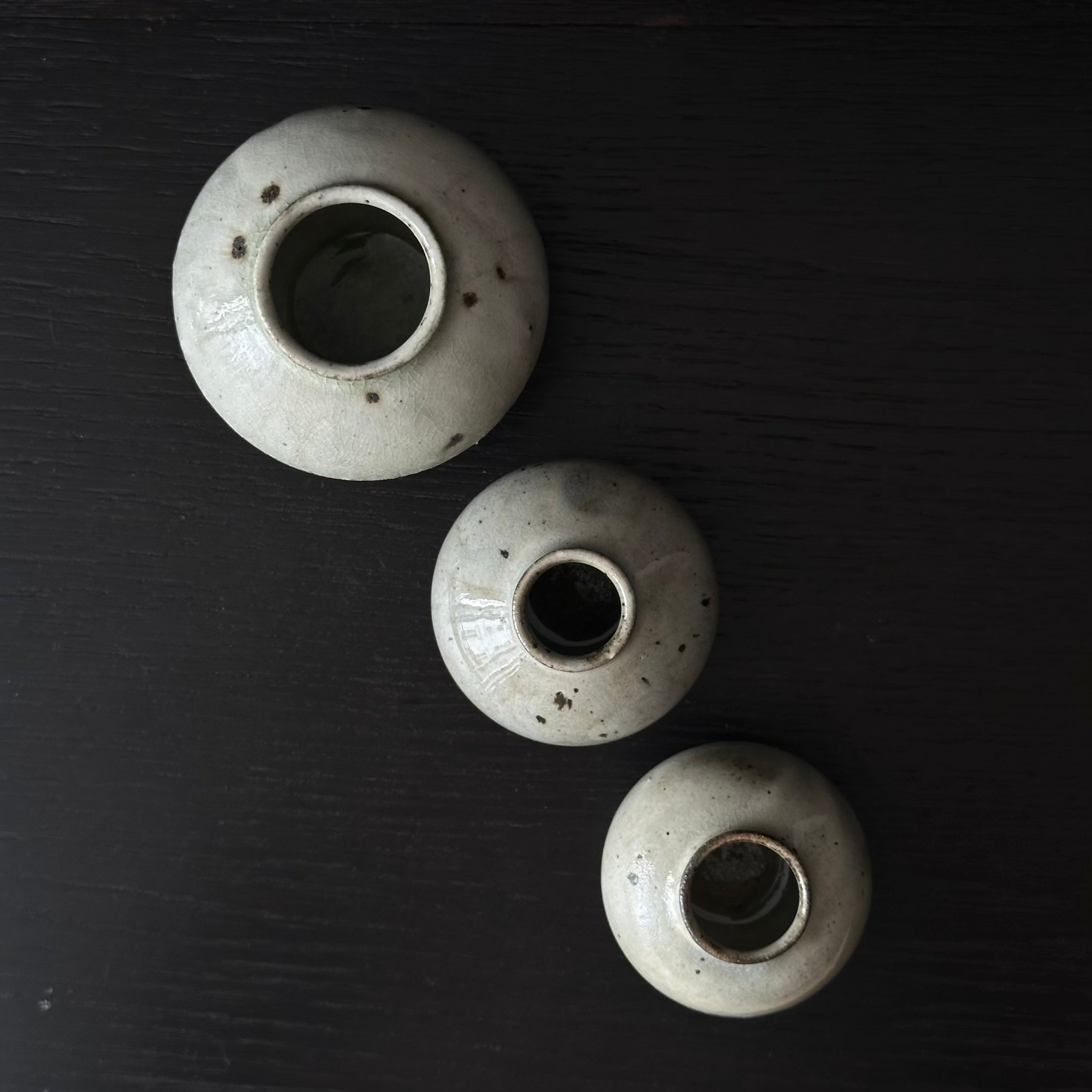 Trio de vases en céramique blanche kōhiki de Yukiko Takemoto